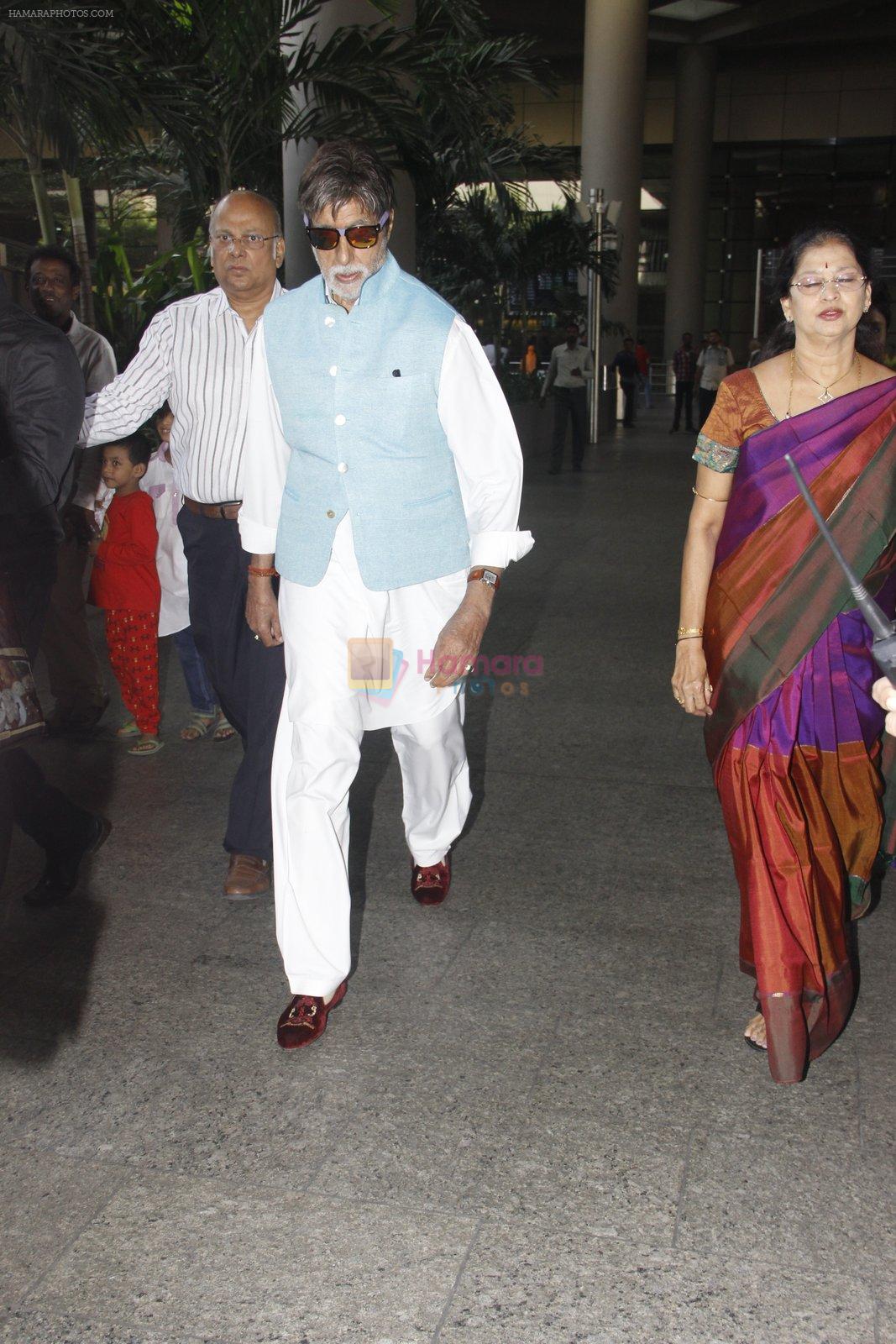 Amitabh Bachchan snapped at airport on 12th Nov 2016