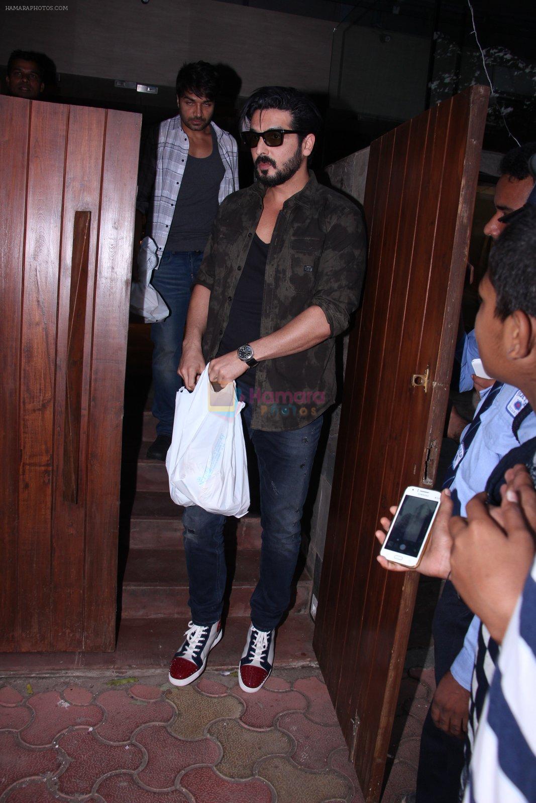 Zayed Khan snapped in Bandra on 14th Nov 2016