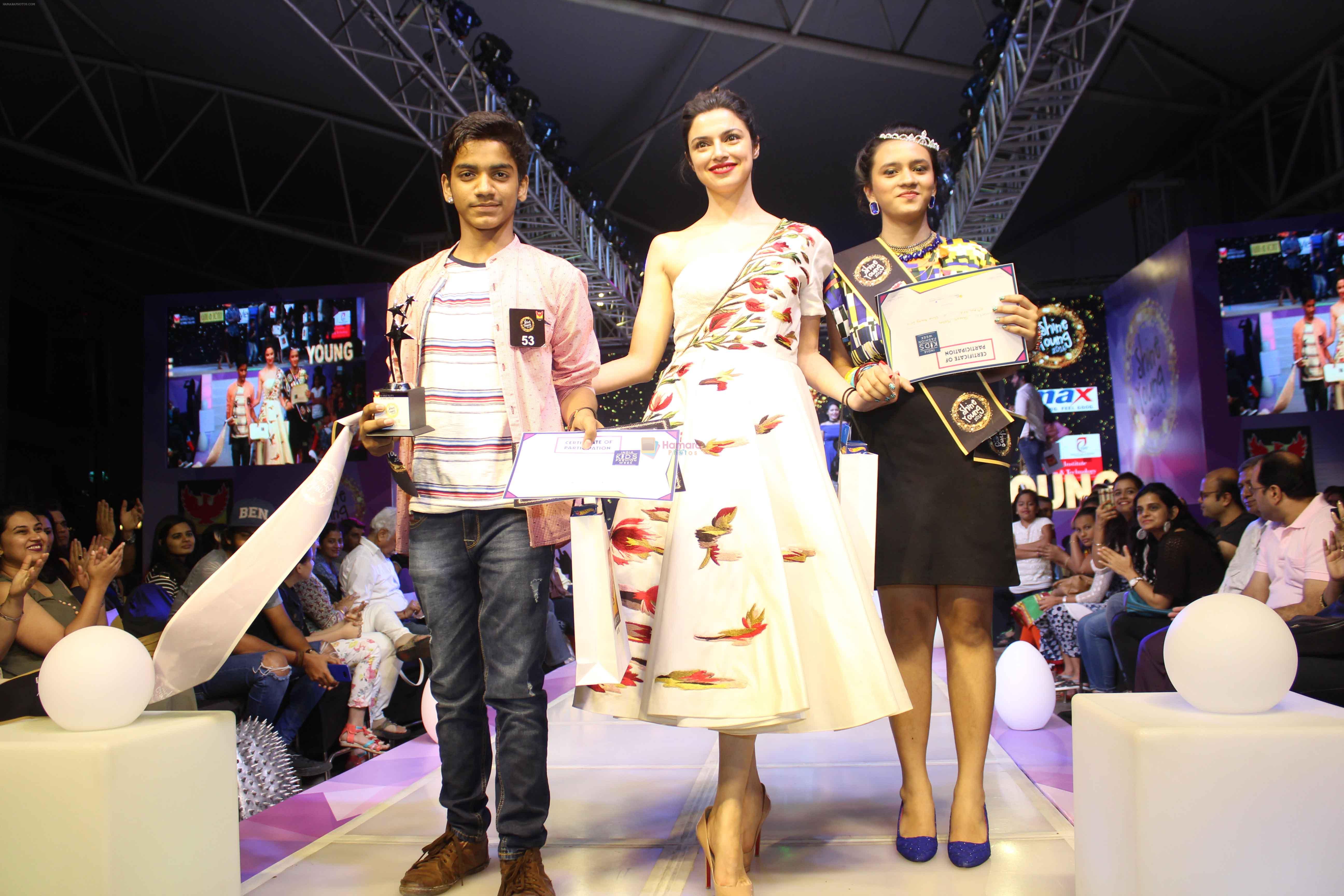 Divya Khosla Kumar walk on ramp at Shine Young 2016 -A talent platform for kids