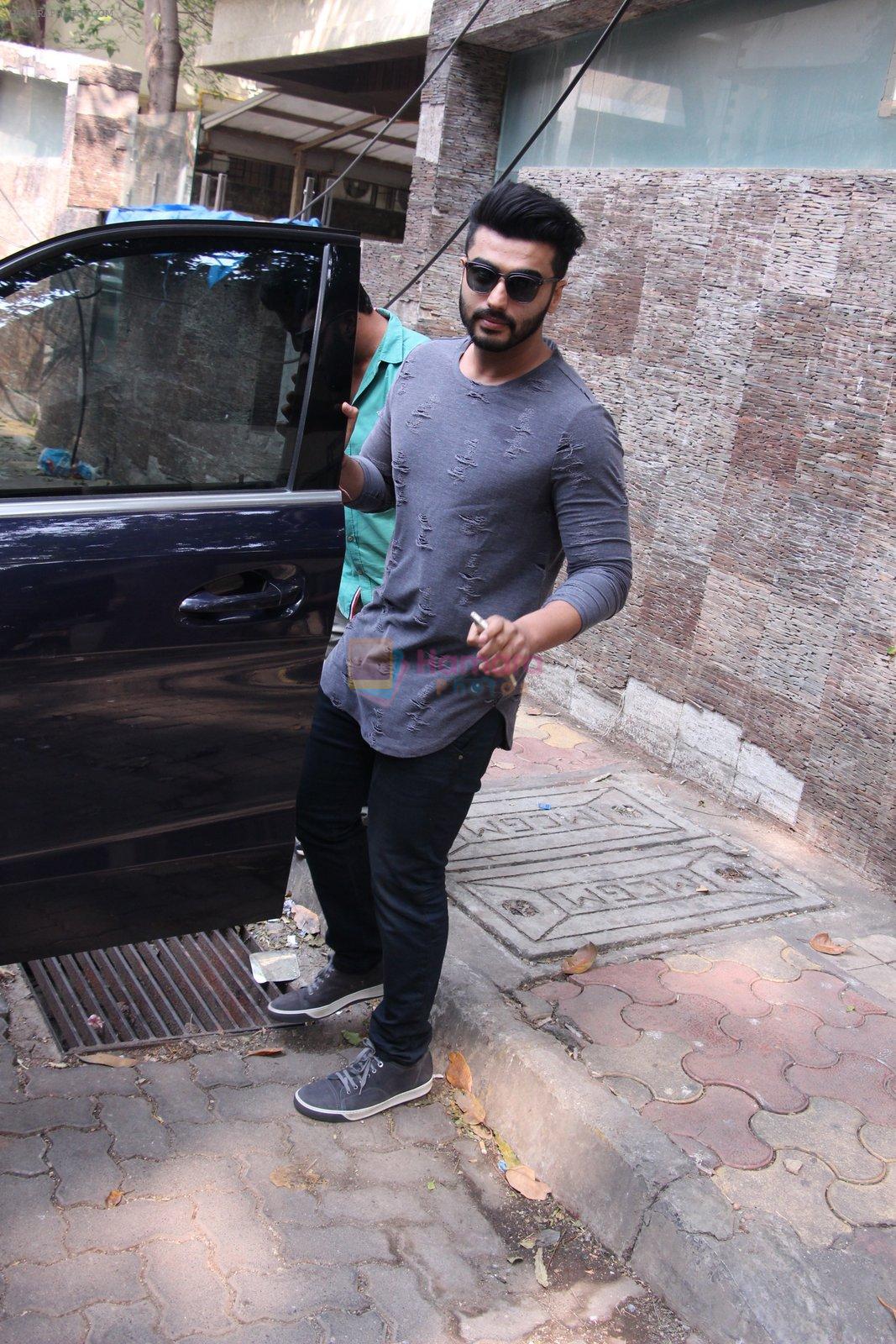 Arjun Kapoor snapped in Bandra on 14th Nov 2016