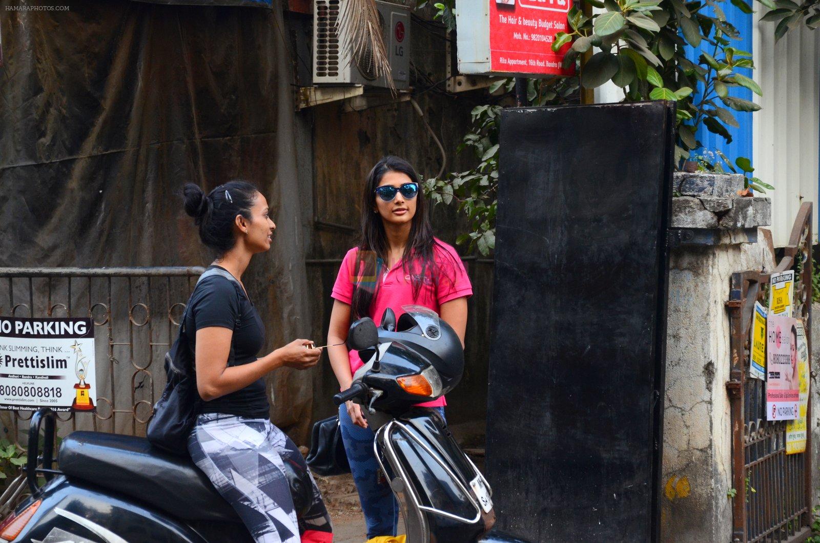 Pooja Hegde snapped in Mumbai on 14th Nov 2016