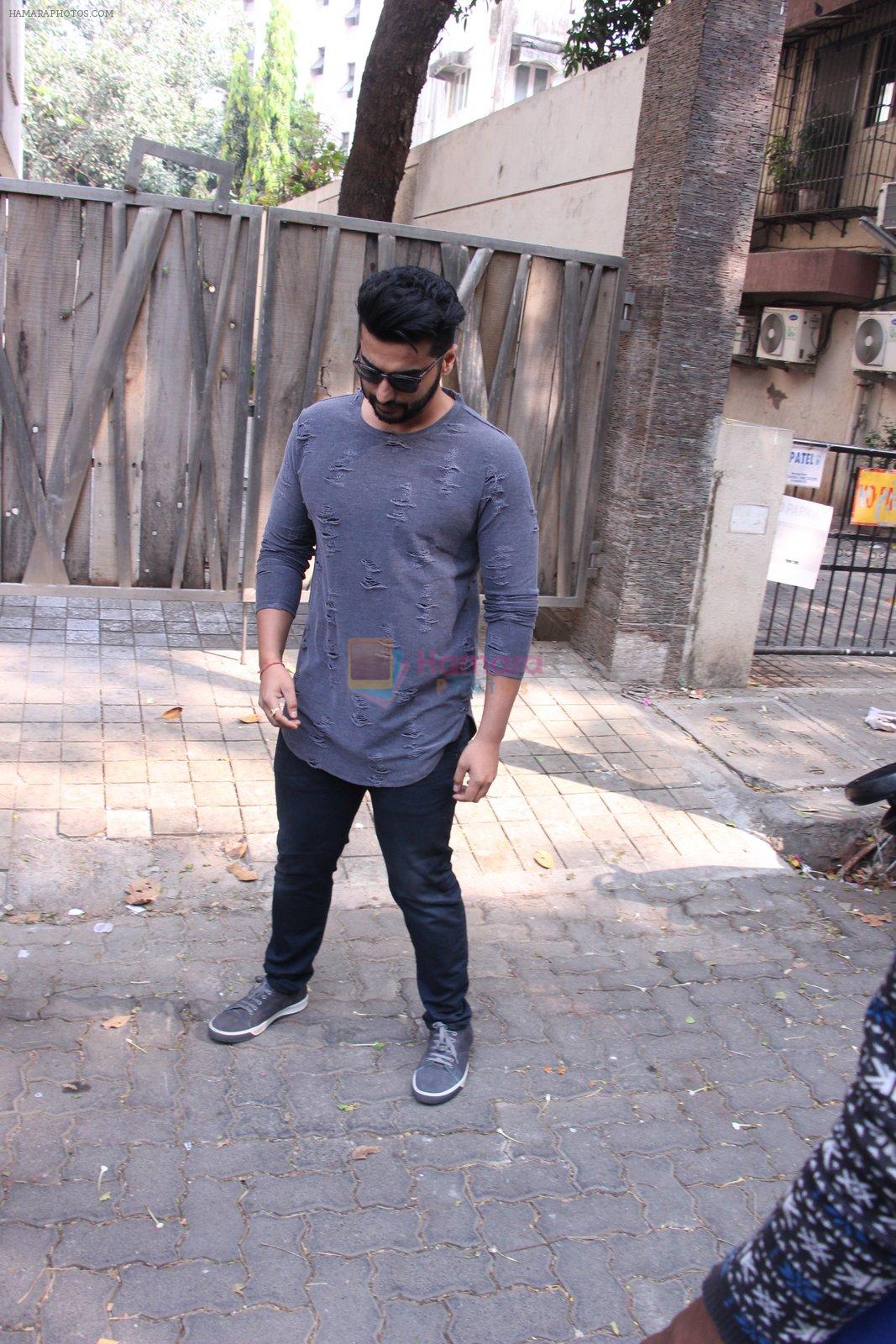 Arjun Kapoor snapped in Bandra on 14th Nov 2016