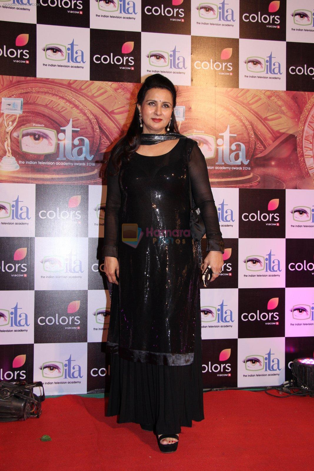 Poonam Dhillon at ITA Awards 2016 in Mumbai on 13th Nov 2016