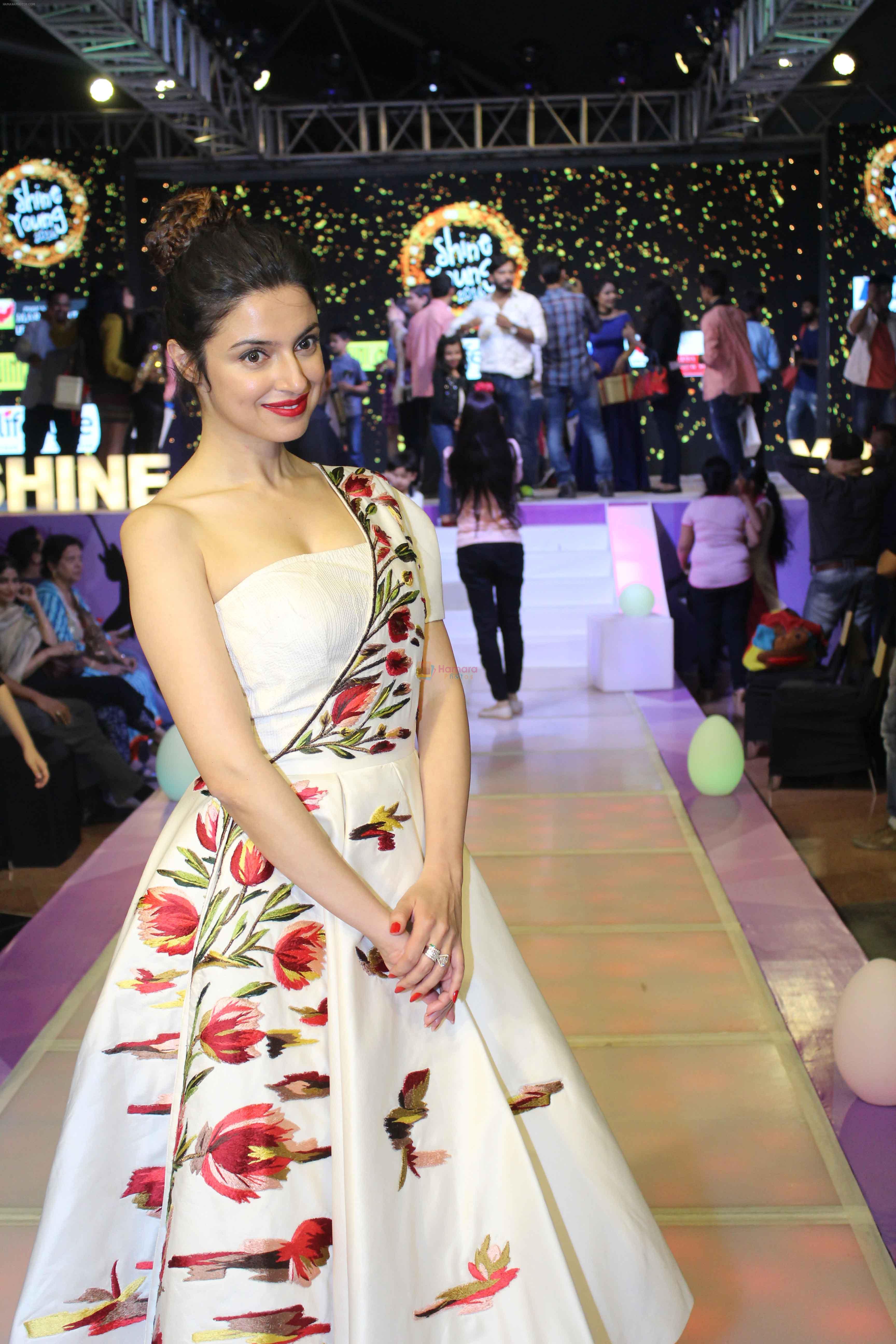 Divya Khosla Kumar walk on ramp at Shine Young 2016 -A talent platform for kids