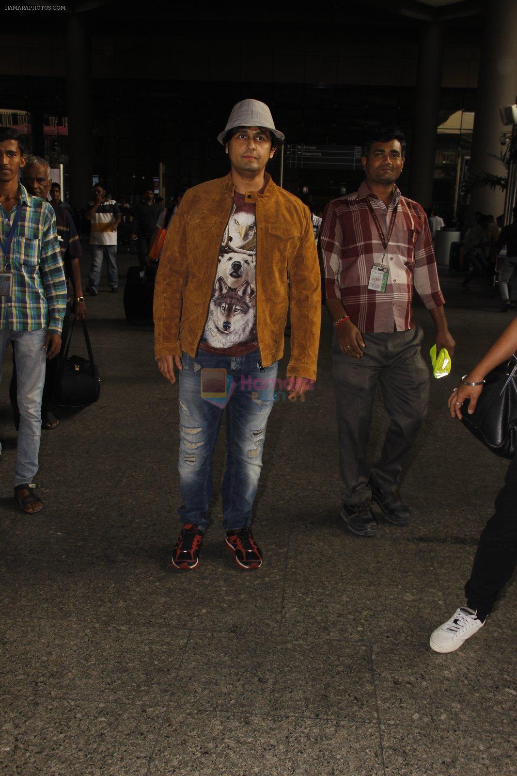 Sonu Nigam snapped at airport on 16th Nov 2016