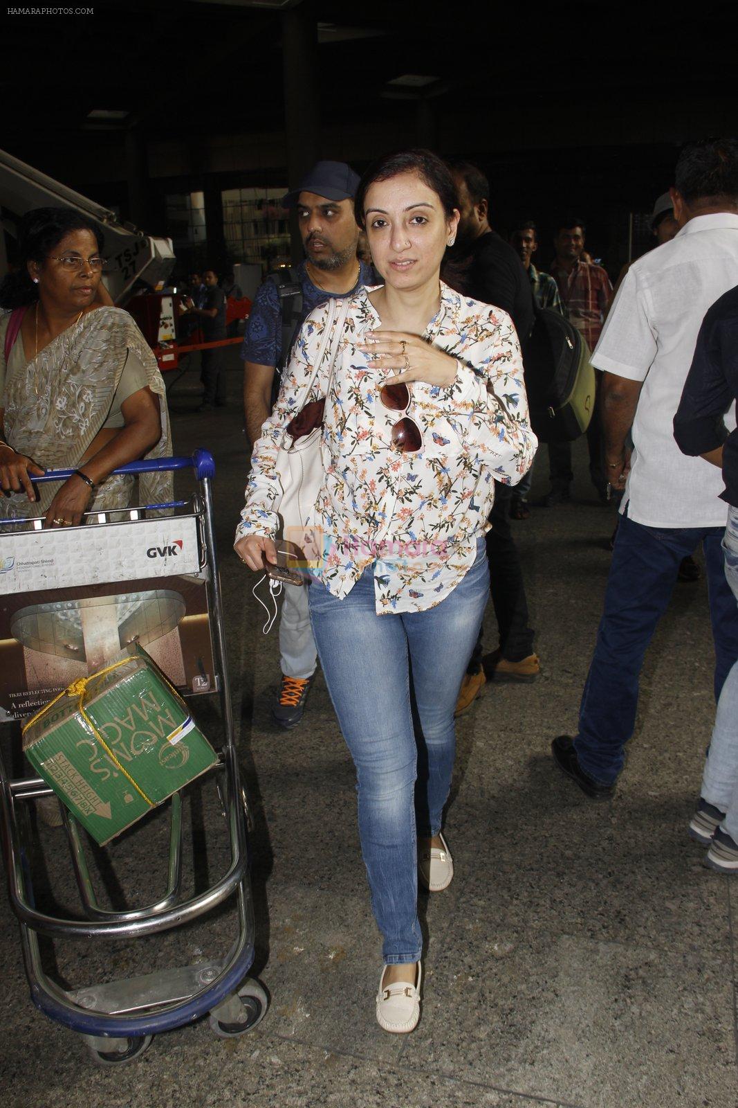 Madhurima Nigam snapped at airport on 16th Nov 2016
