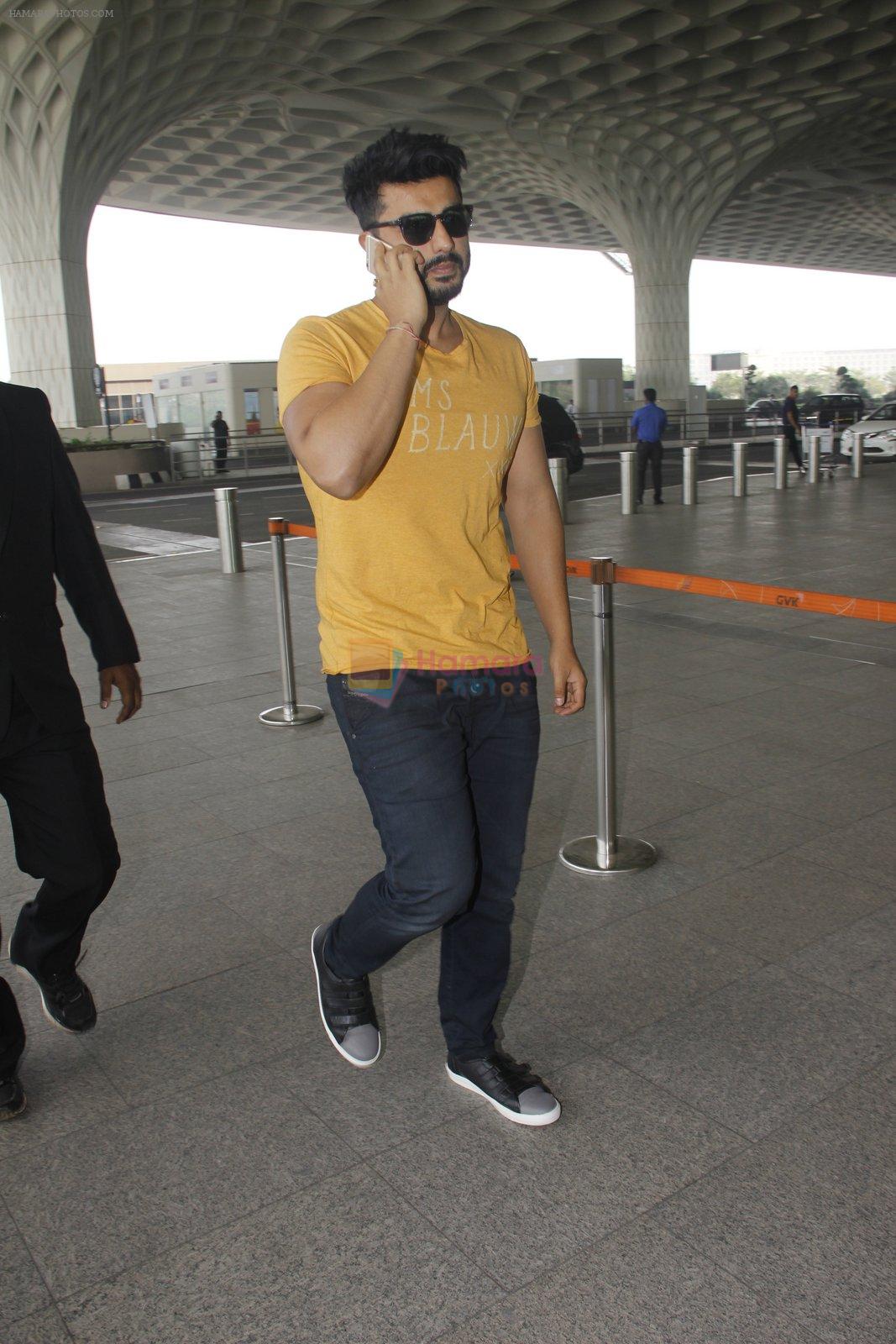 Arjun Kapoor snapped at airport on 16th Nov 2016