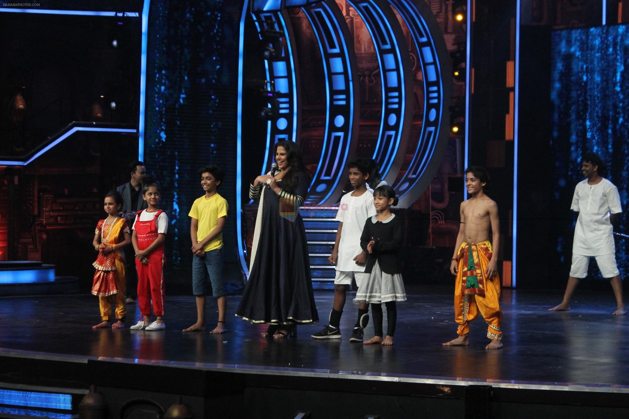 Vidya Balan on the sets of Super Dancer on 16th Nov 2016
