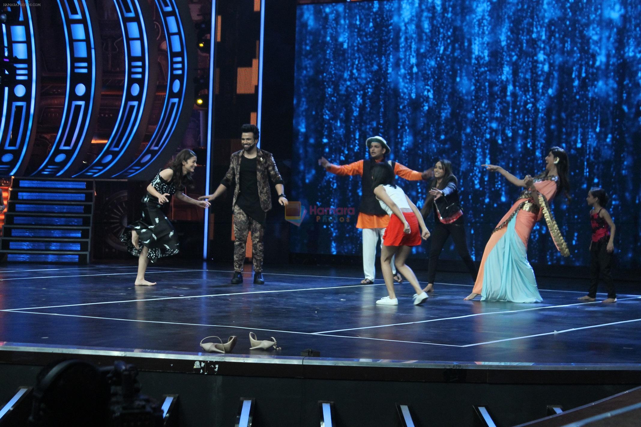 Alia Bhatt on the sets of Super Dancer on 16th Nov 2016