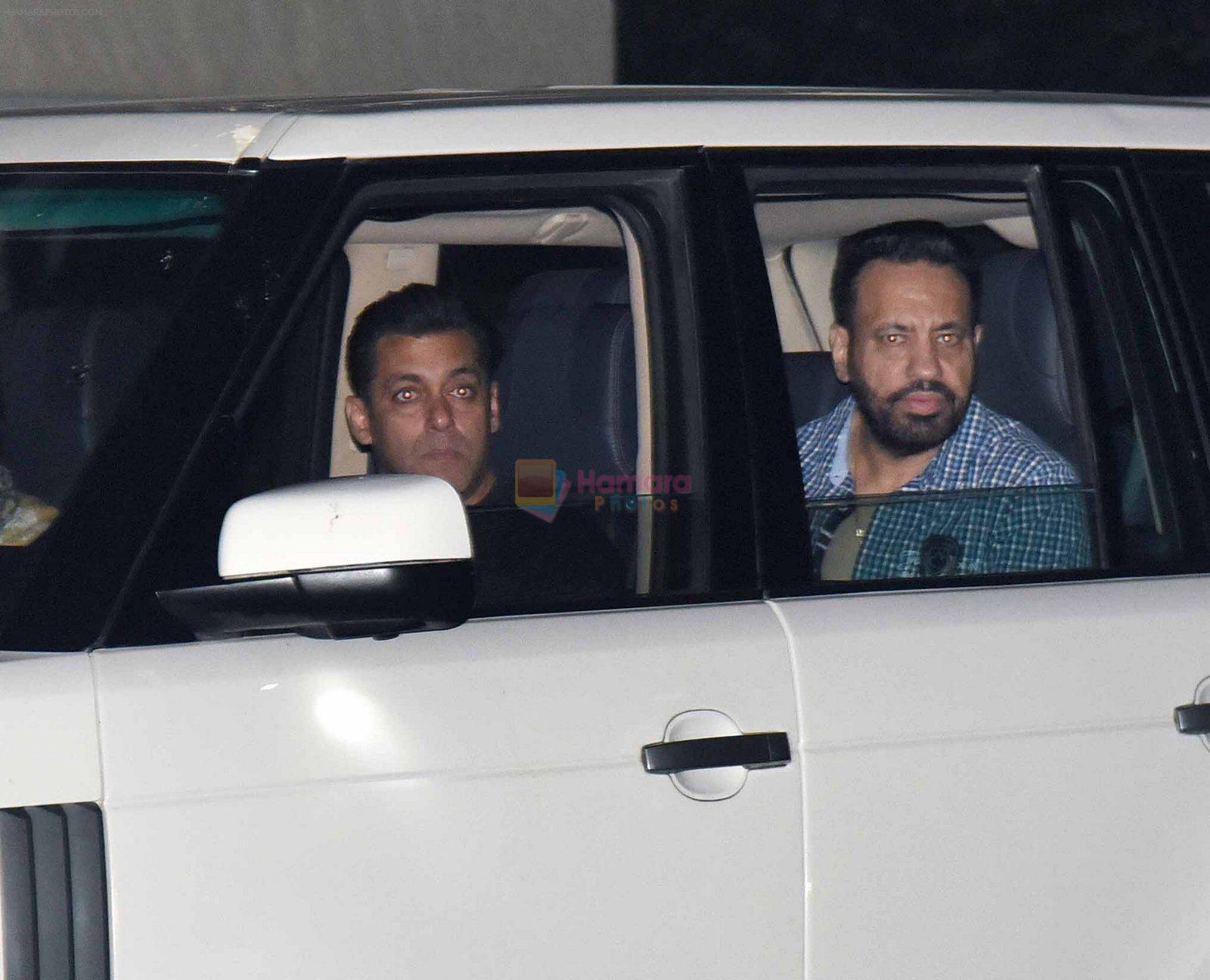 Salman Khan at Arpita Khan anniversary bash in Mumbai on 17th Nov 2016