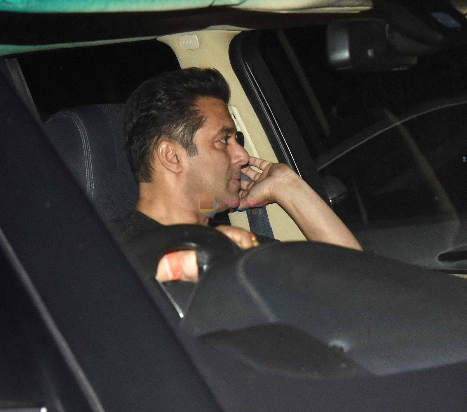 Salman Khan at Arpita Khan anniversary bash in Mumbai on 17th Nov 2016