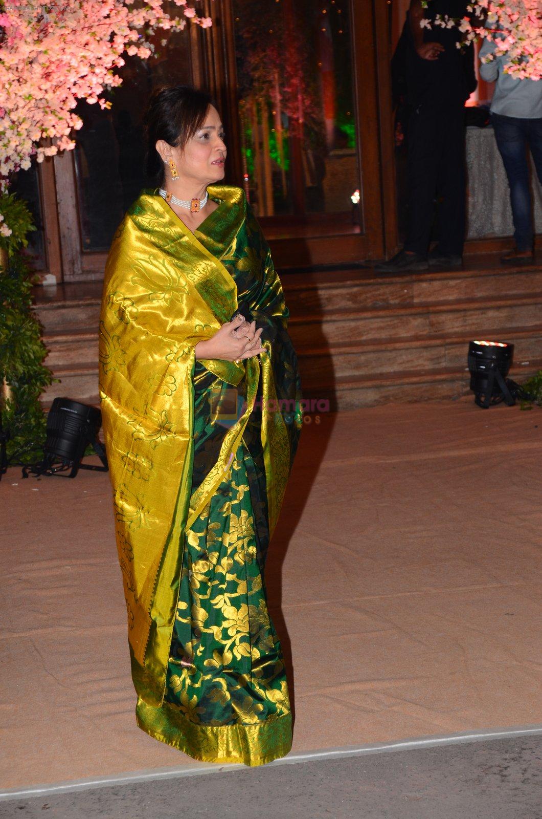 Smita Thackeray at Wedding reception of stylist Shaina Nath daughter of Rakesh Nath on 17th Nov 2016