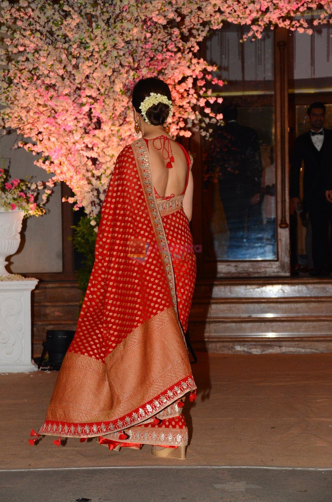 Madhuri Dixit at Wedding reception of stylist Shaina Nath daughter of Rakesh Nath on 17th Nov 2016