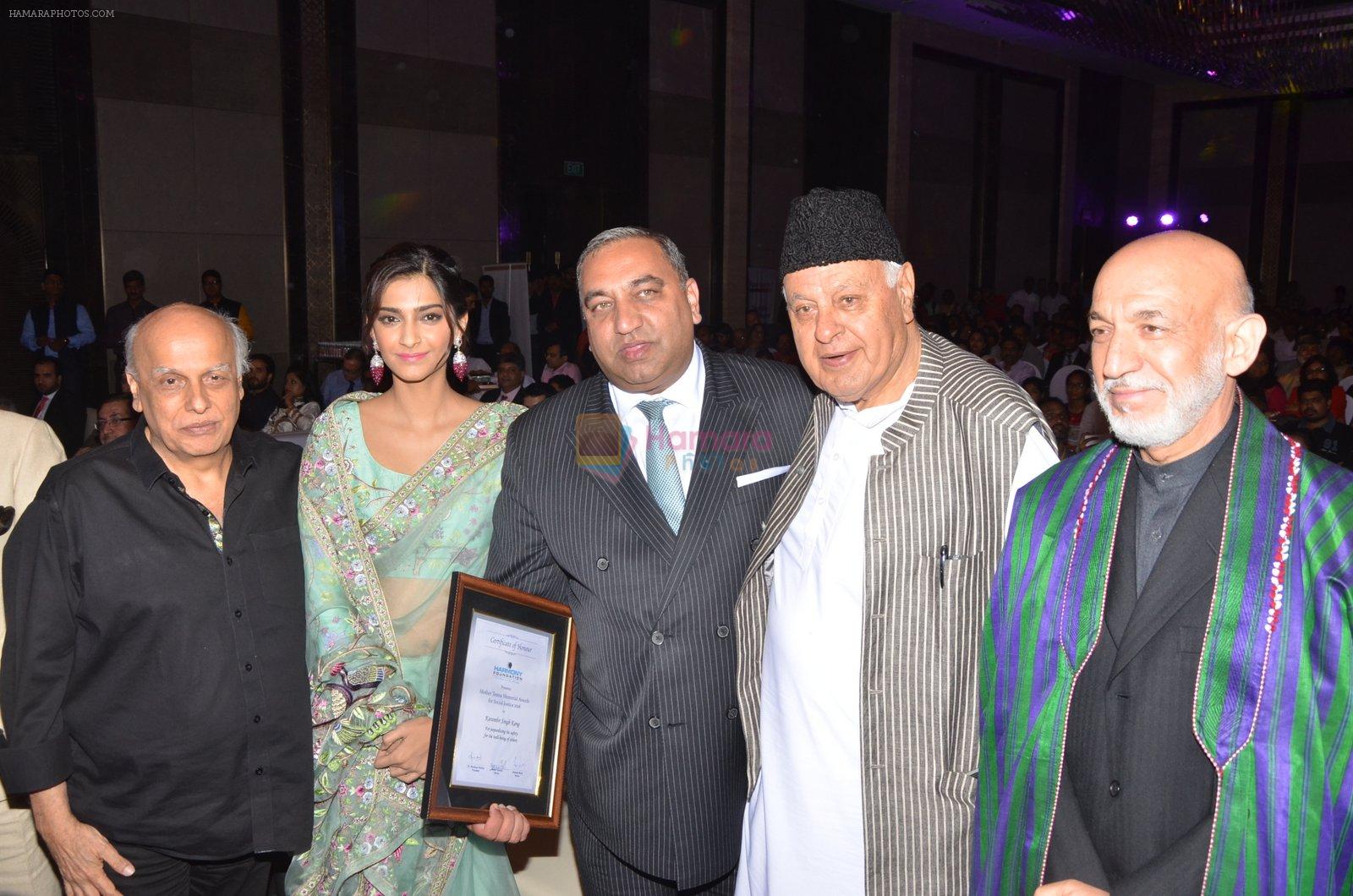 Sonam Kapoor graces Mother Teresa Memorial International Awards on 20th Nov 2016