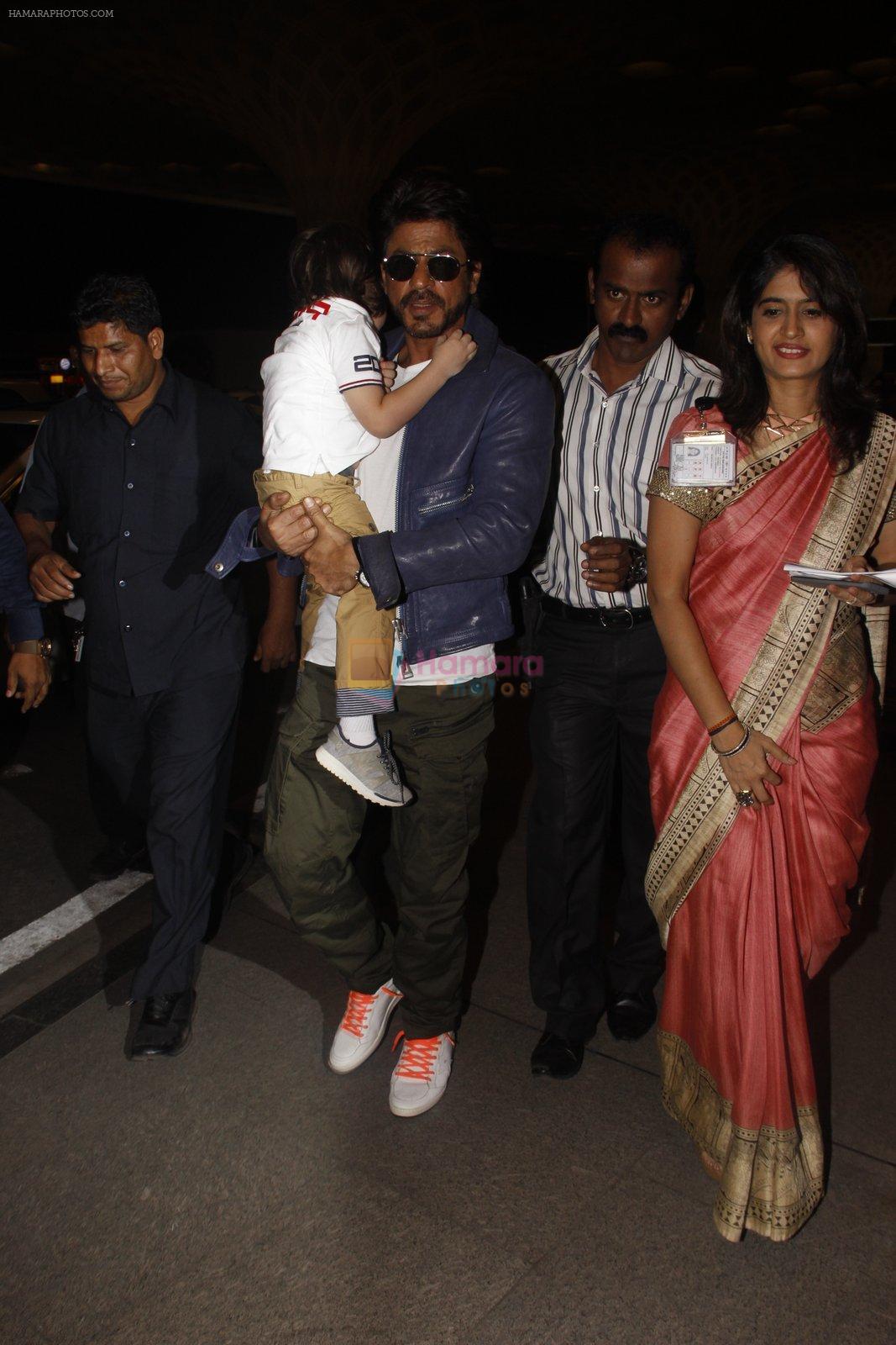 Shahrukh Khan snapped at airport on 21st Nov 2016