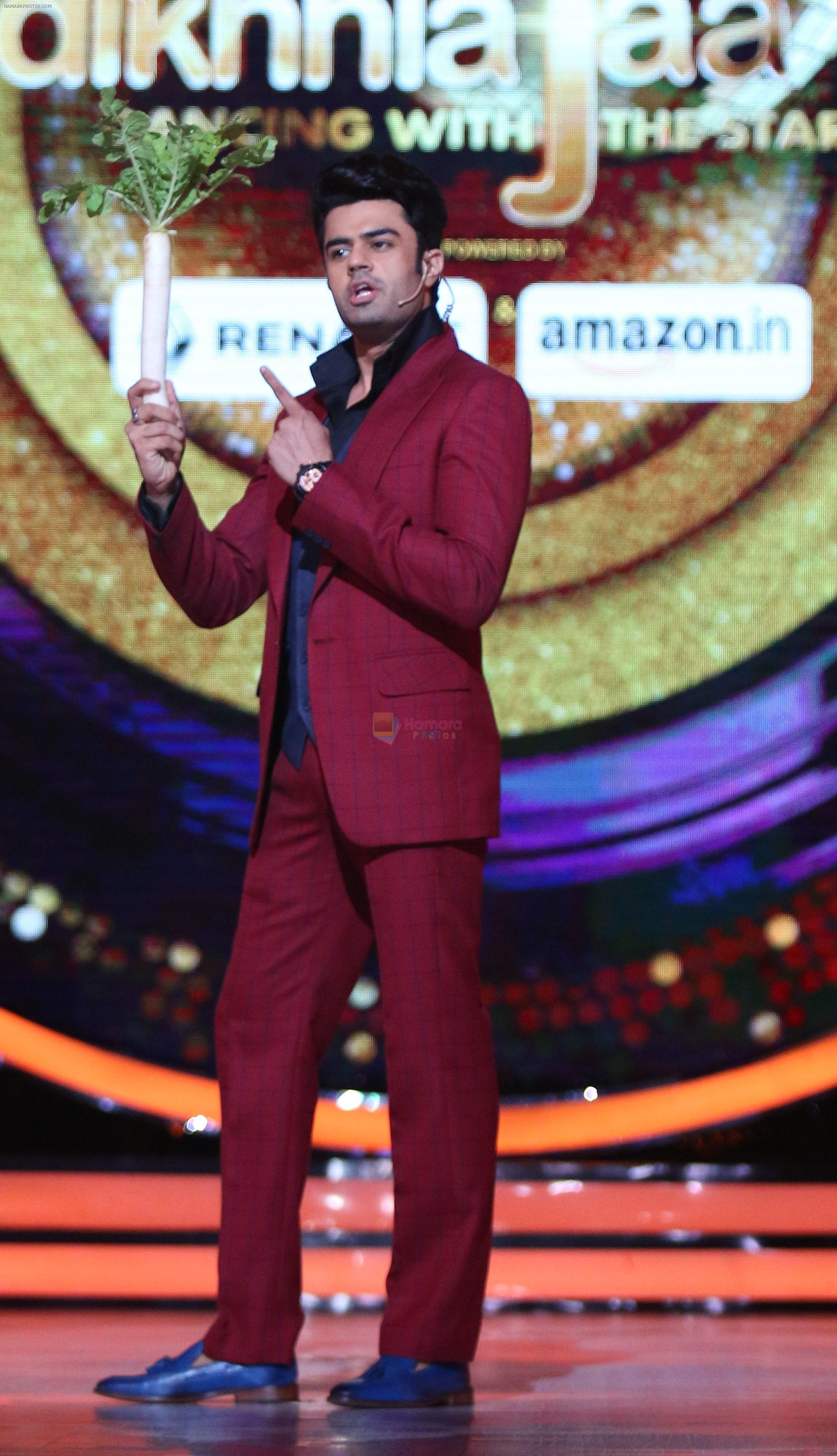 Manish Paul at his comical best on the sets of Jhalak Dikhhla Jaa