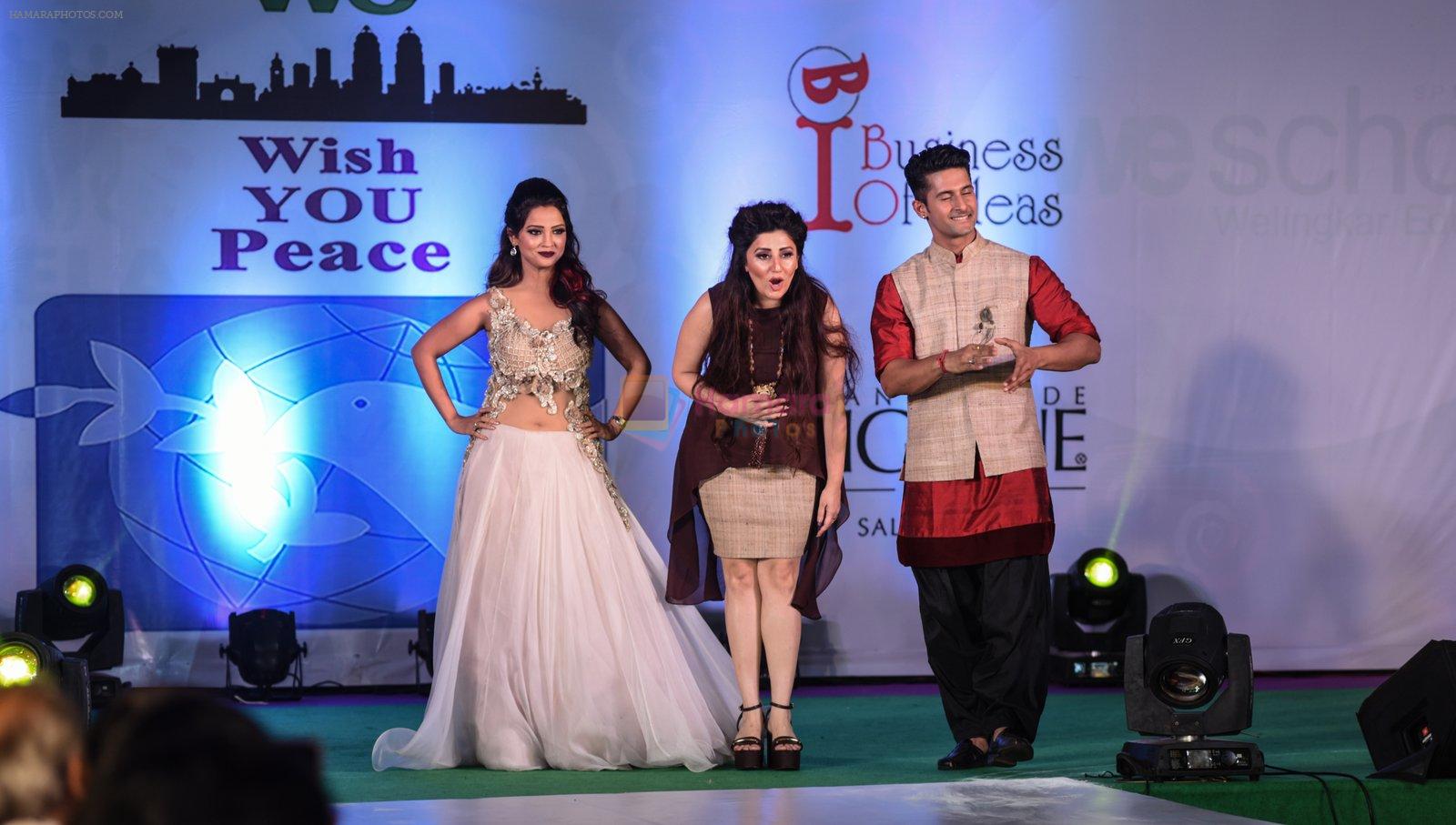 at Archana Kochhar fashion show in Mumbai on 25th Nov 2016