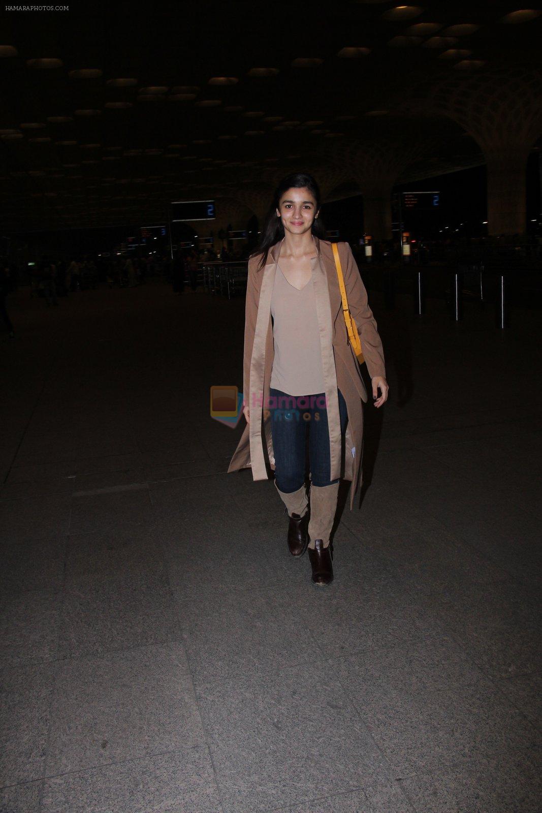 Alia Bhatt snapped at airport on 27th Nov 2016