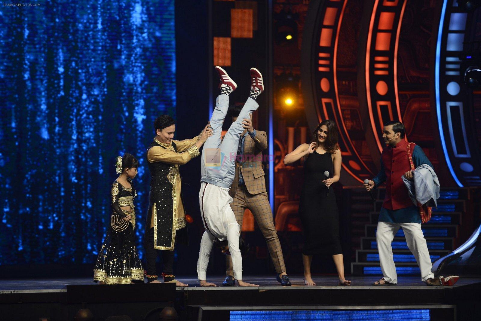 Ranveer Singh and Vaani Kapoor on the sets of Super Dancer on 27th Nov 2016