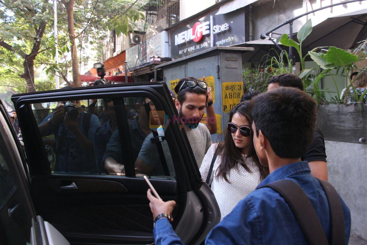 Shahid Kapoor, Mira Rajput snapped in Mumbai on 28th Nov 2016