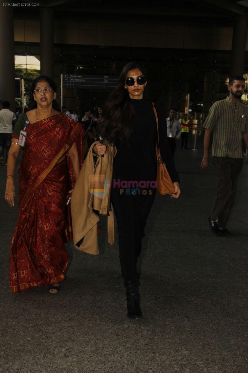 Sonam Kapoor snapped at airport on 29th Nov 2016