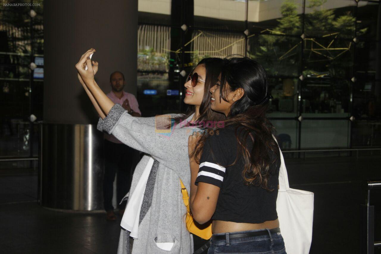 Alia Bhatt snapped at airport on 29th Nov 2016