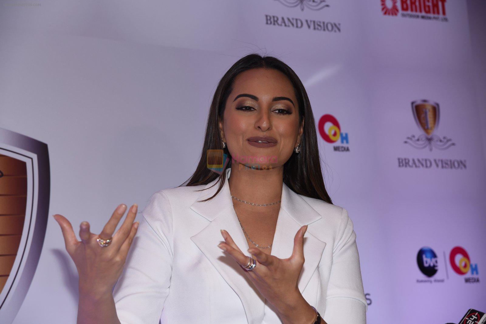 Sonakshi Sinha at Brand Vision Awards in Mumbai on 30th Nov 2016