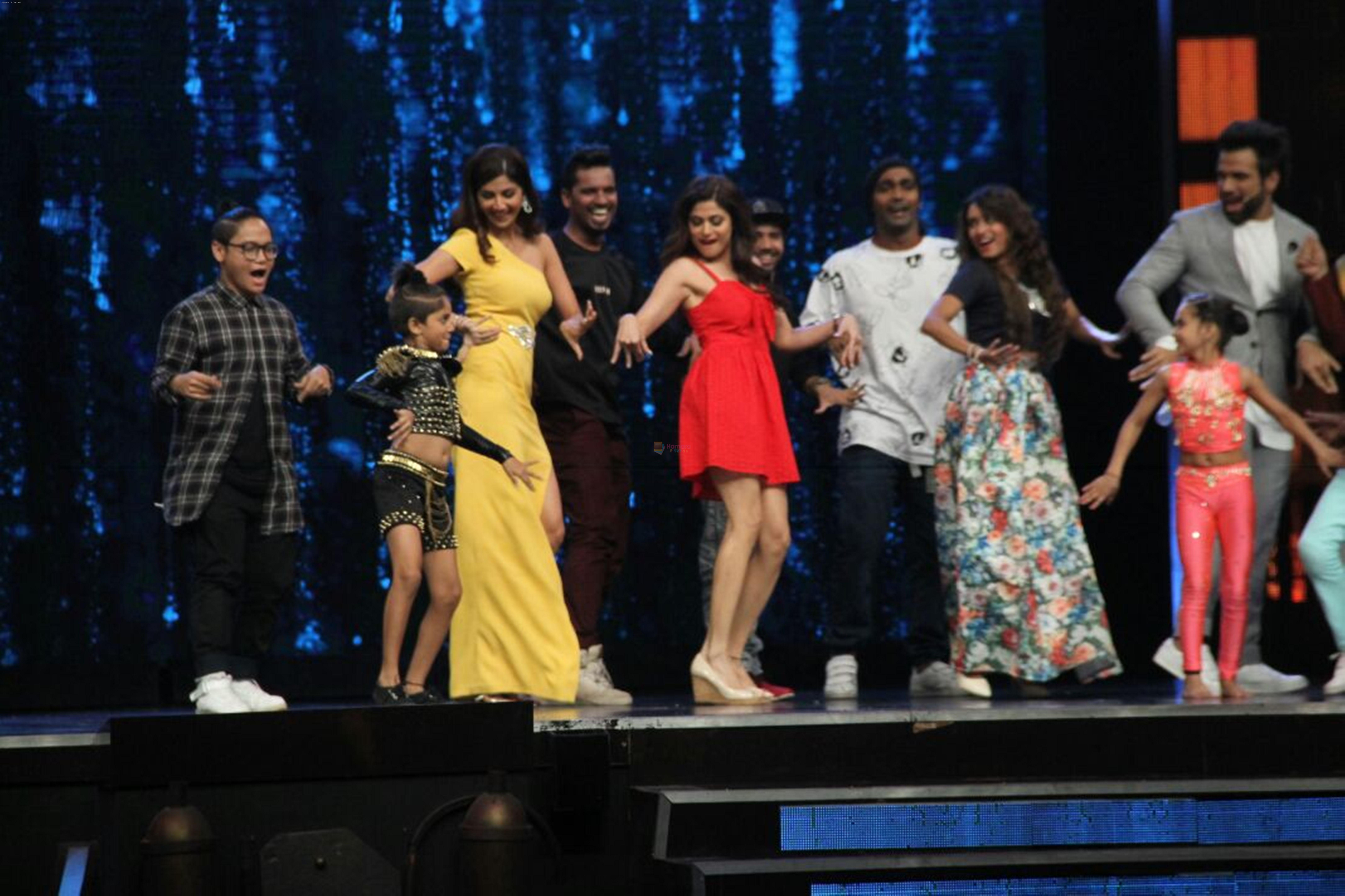 Shamita Shetty and Shilpa Shetty shake a leg on Baras Ja Ae Badal on the sets of Super Dancer