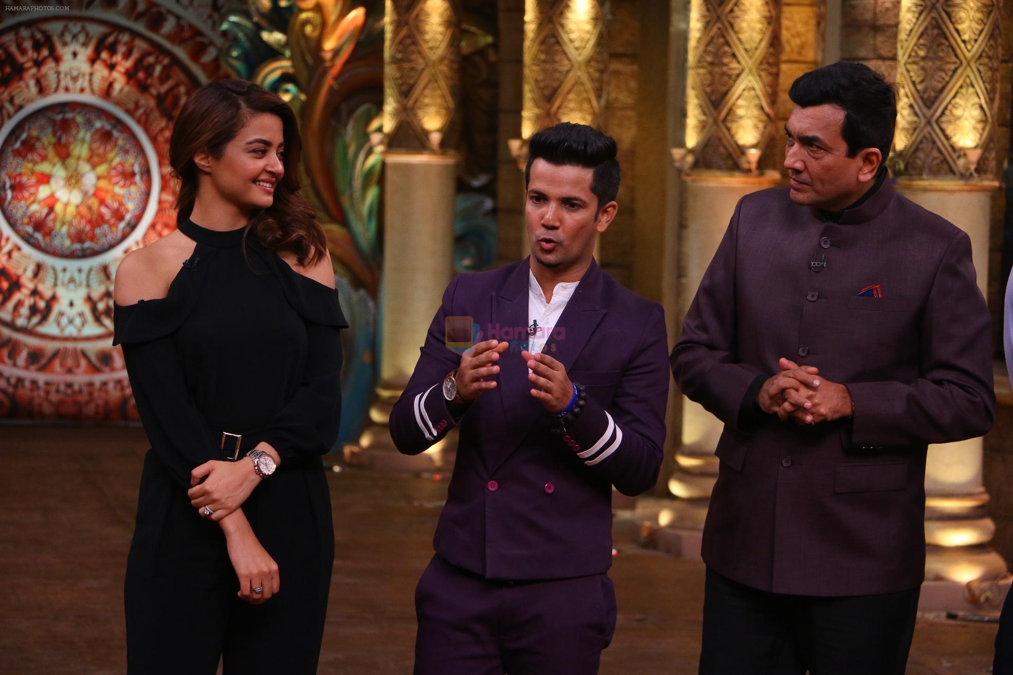 Sanjeev Kapoor, Surveen Chawla and Mudassar Khan grace the stage of COmedy Nights Bachao Taaza