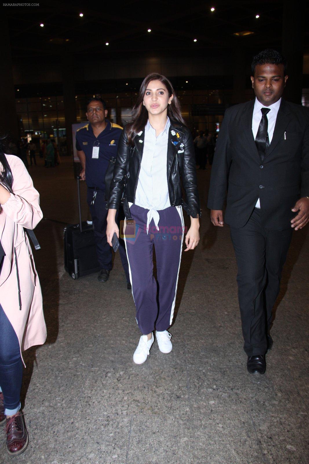Anushka Sharma snapped at airport on 6th Dec 2016
