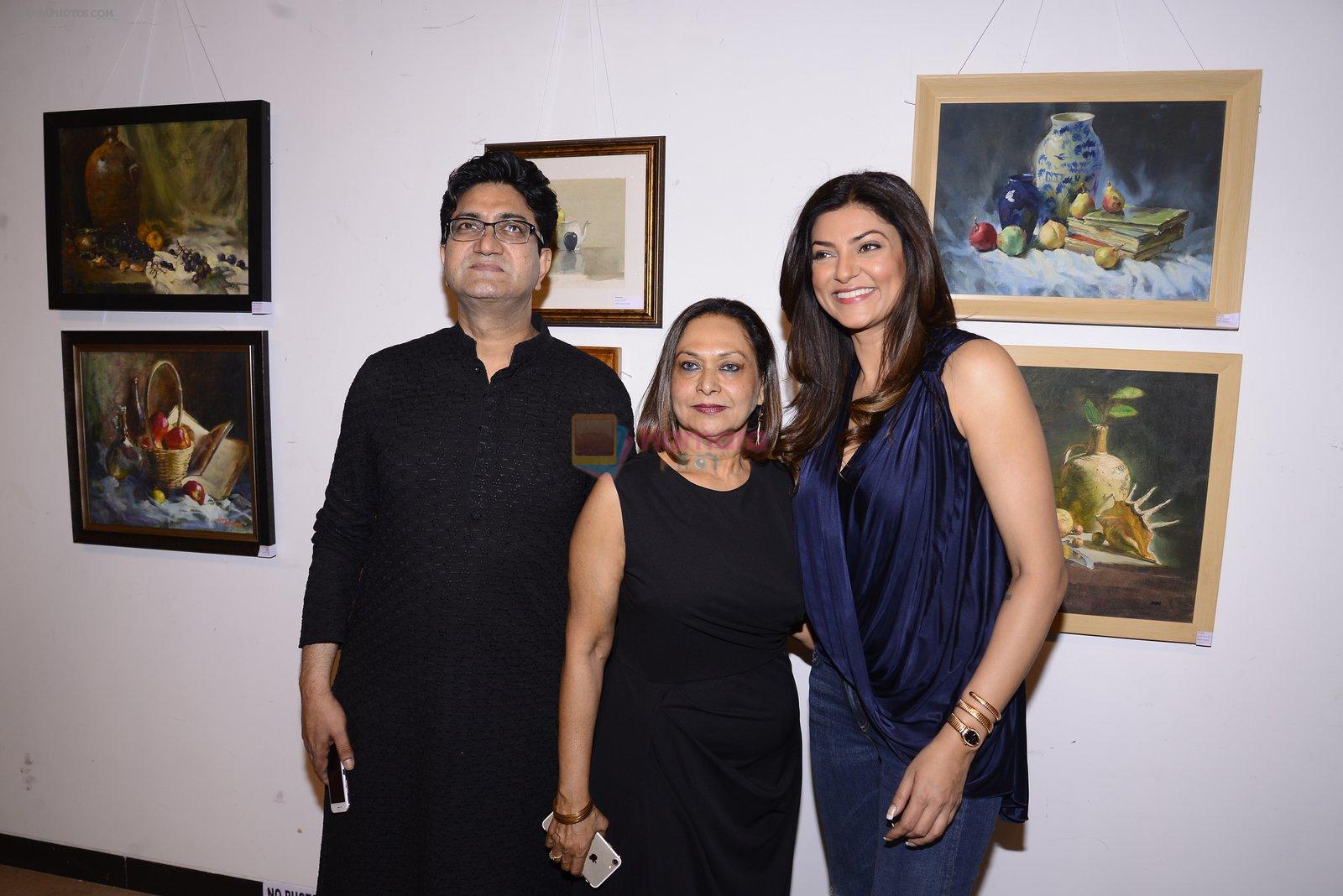 Sushmita Sen, Prasoon Joshi inaugurate the late John Fernandes Masterstrokes art show on 6th Dec 2016