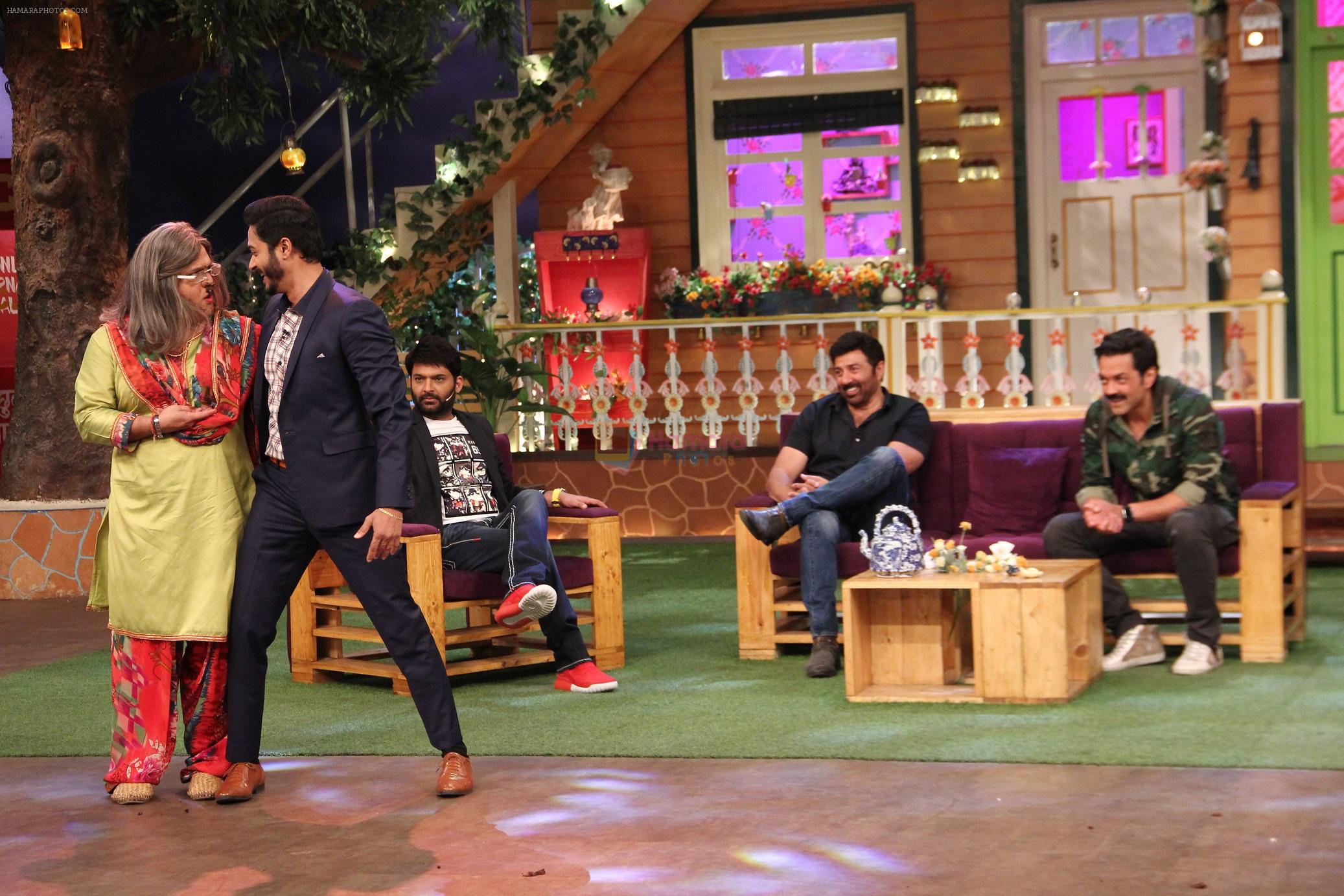 Ali Asgar celebrates his birthday on the sets of The Kapil Sharma Show on 7th Dec 2016