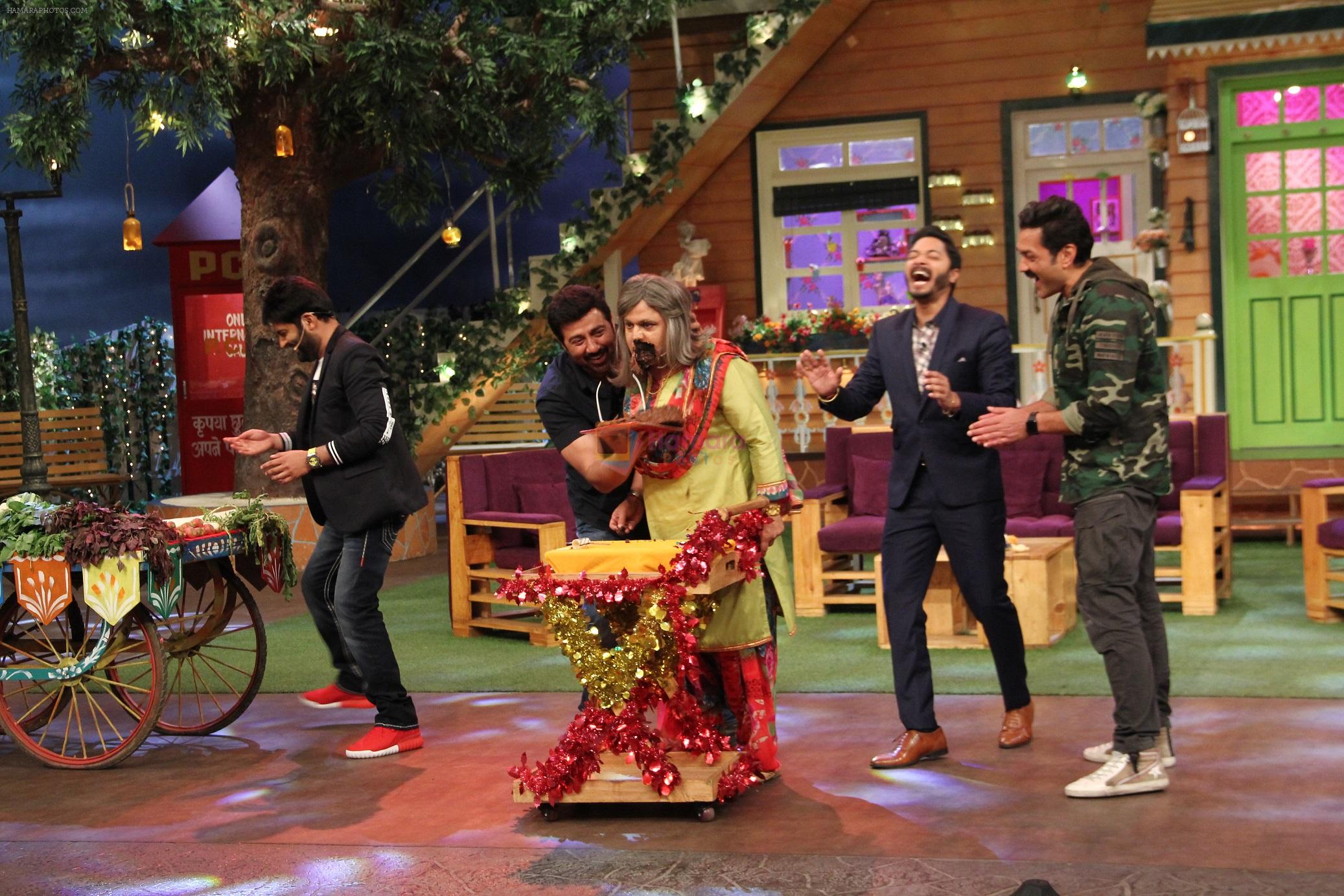 Ali Asgar celebrates his birthday on the sets of The Kapil Sharma Show on 7th Dec 2016