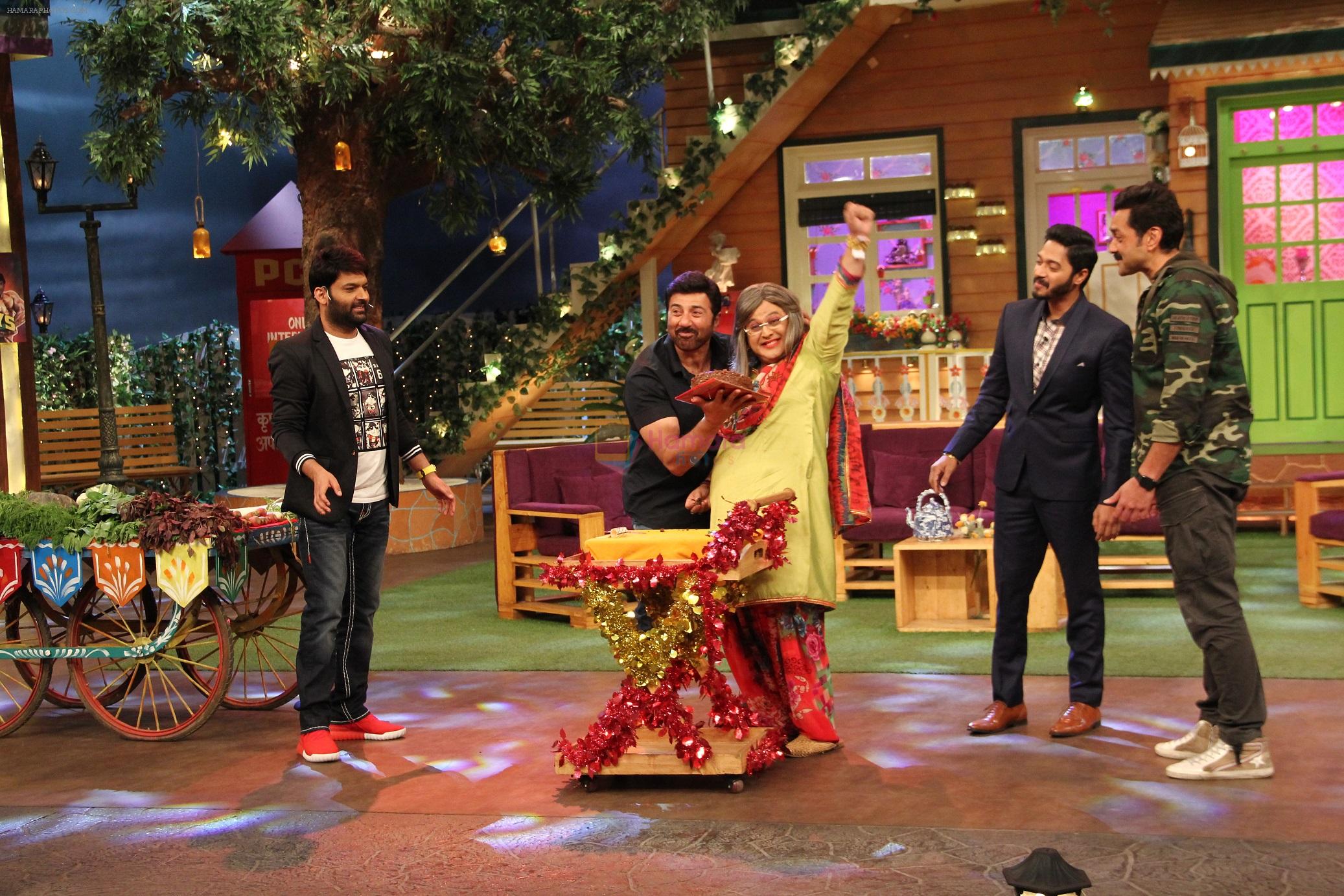 Ali Asgar celebrates his birthday on the sets of The Kapil Sharma Show on 7th Dec 2016