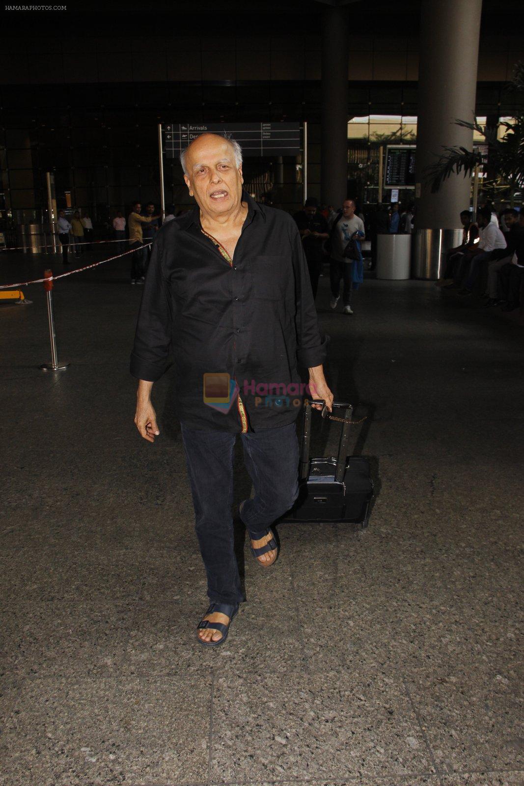 Mahesh Bhatt snapped in airport on 8th Dec 2016