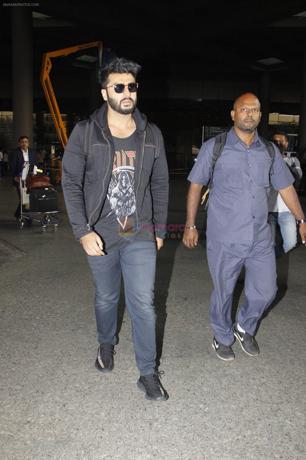 Arjun Kapoor snapped in airport on 8th Dec 2016