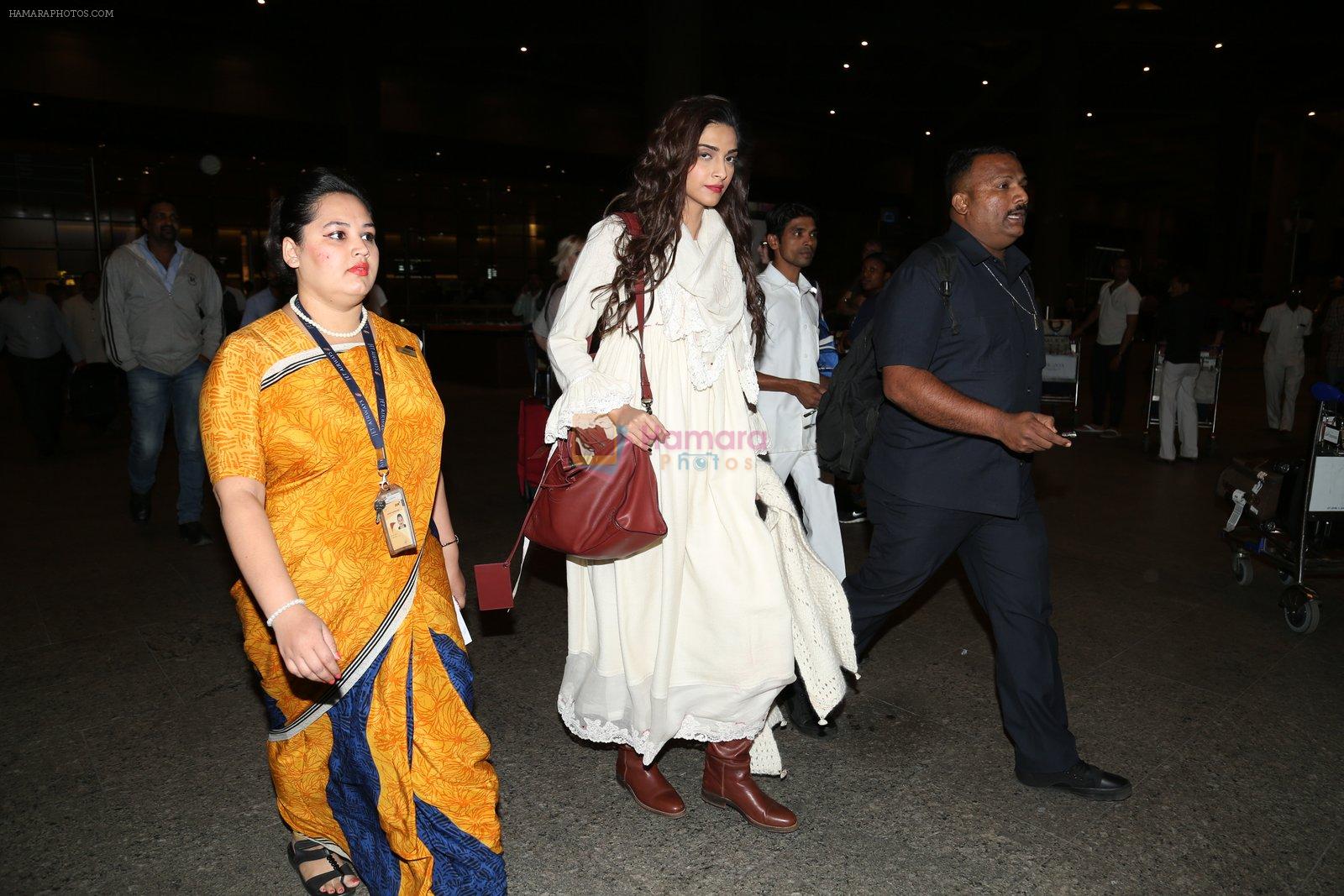 Sonam Kapoor snapped at airport on 8th Dec 2016