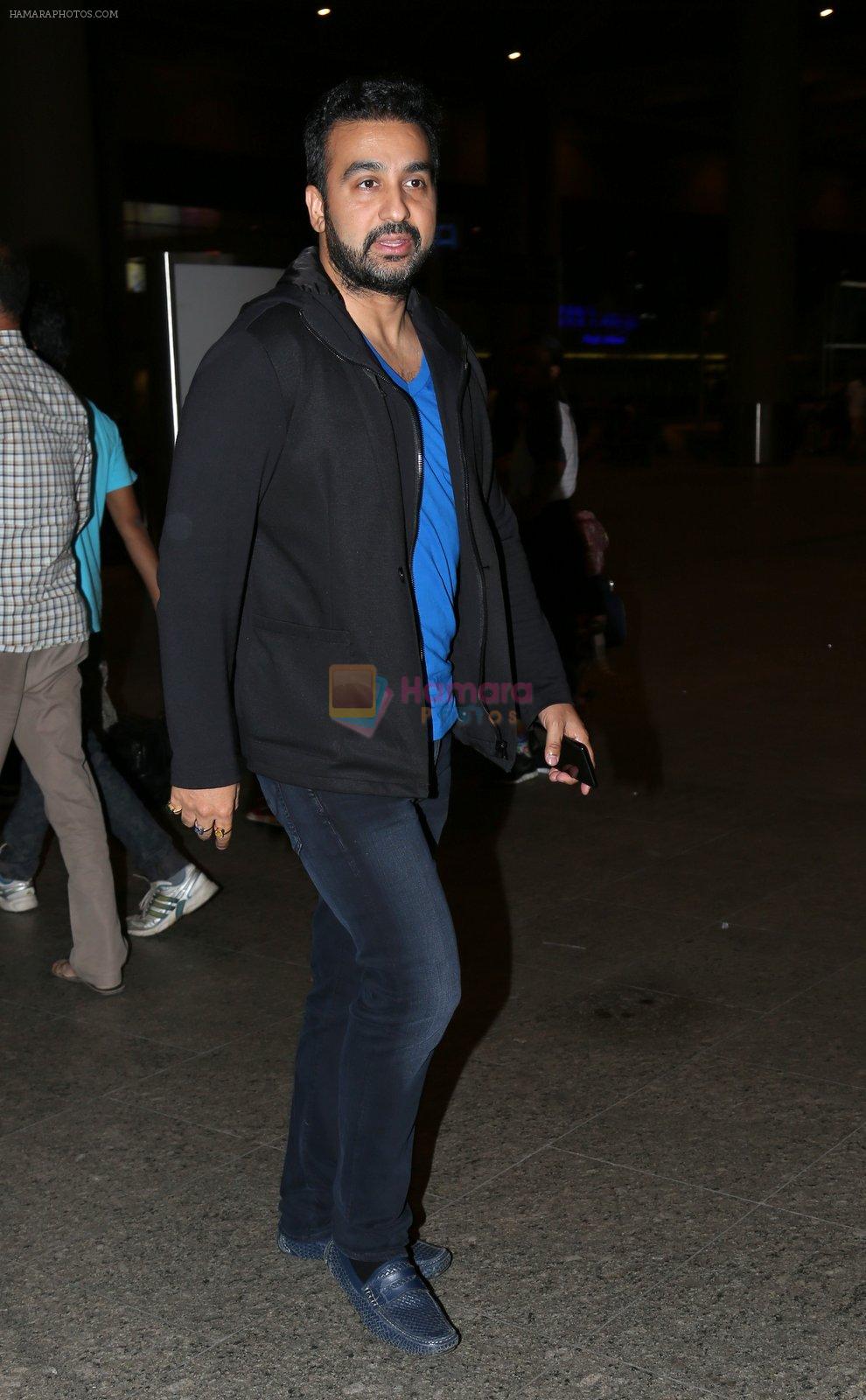 Raj Kundra snapped at airport on 8th Dec 2016
