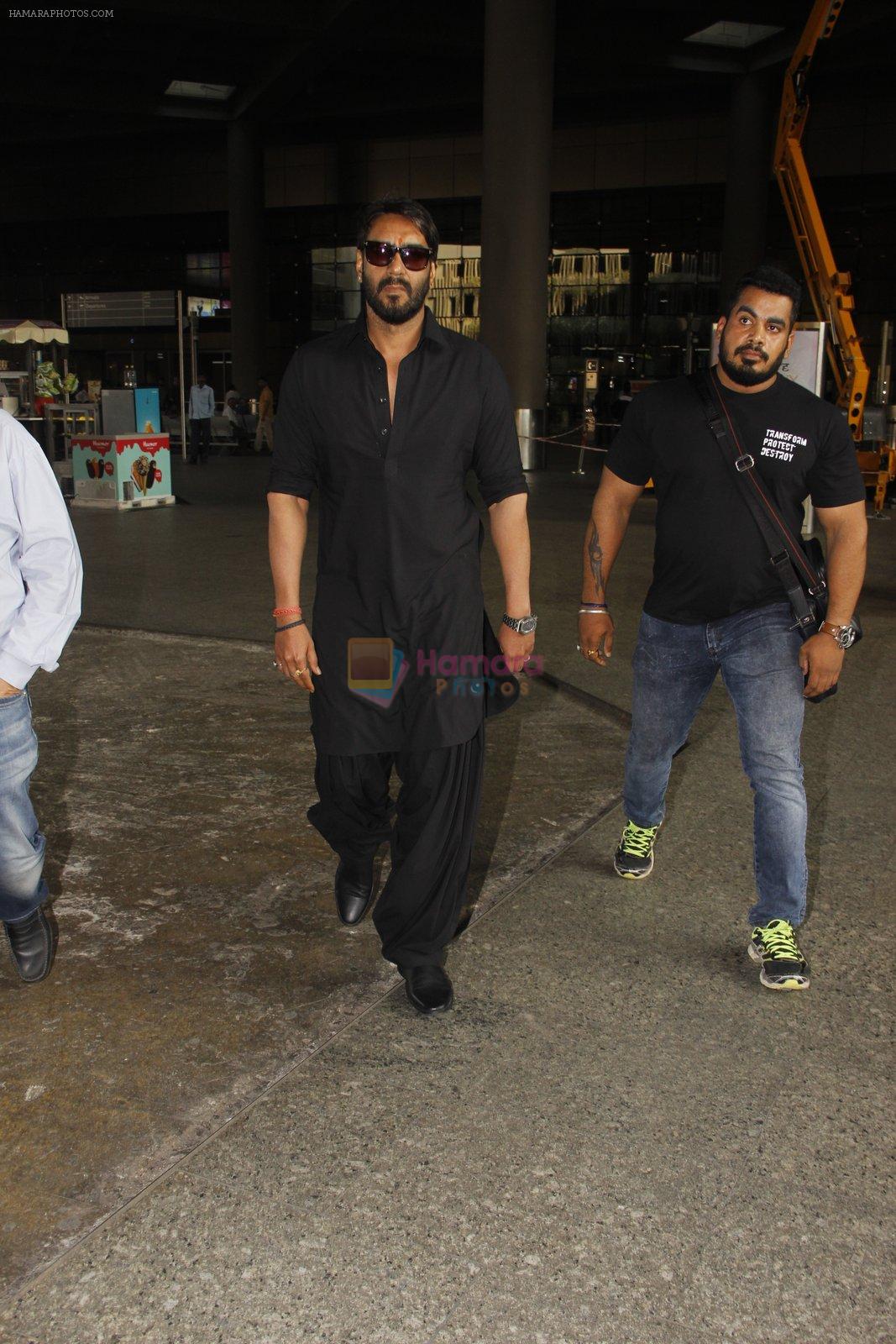 Ajay Devgan snapped in airport on 8th Dec 2016