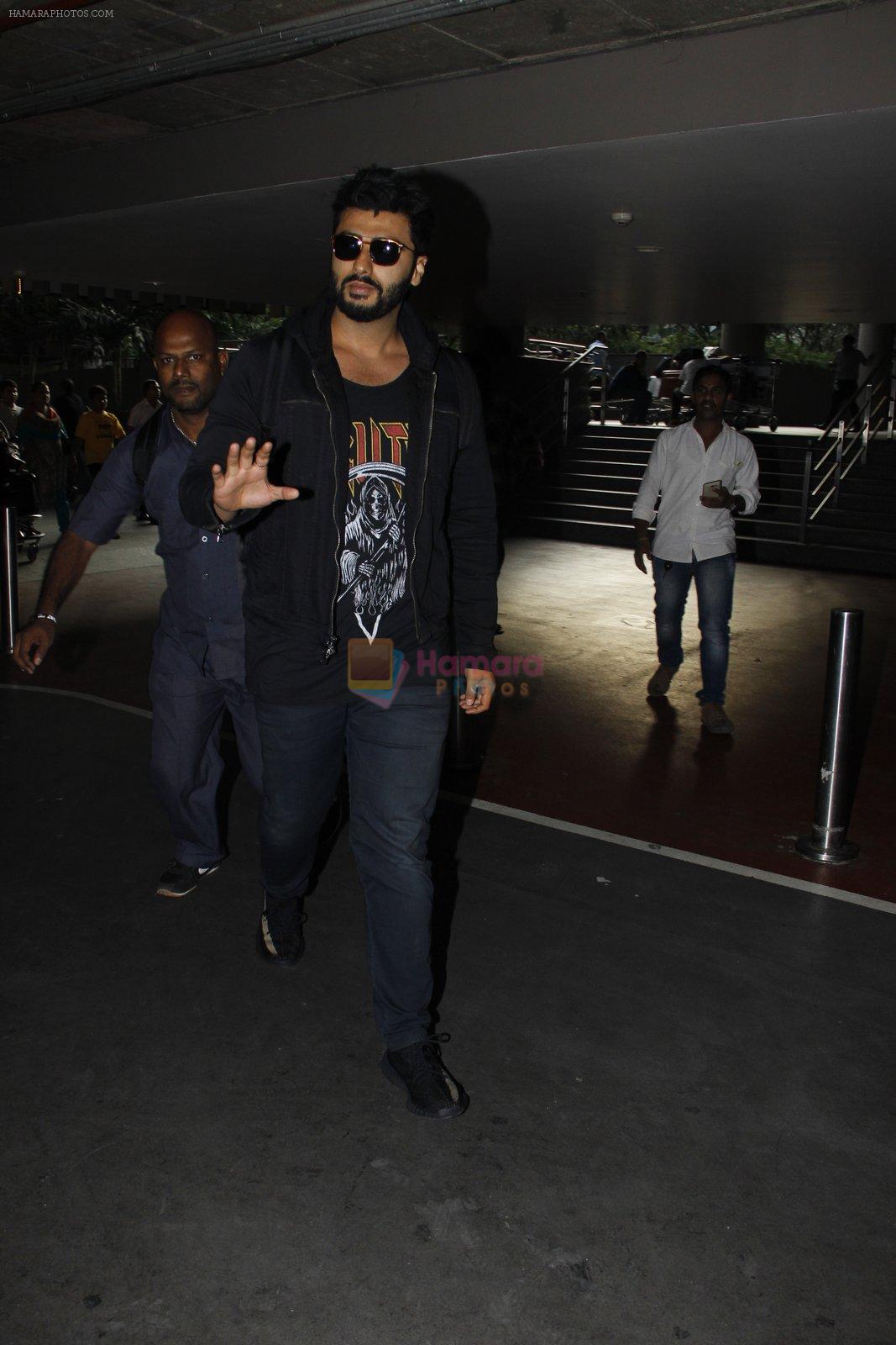 Arjun Kapoor snapped in airport on 8th Dec 2016