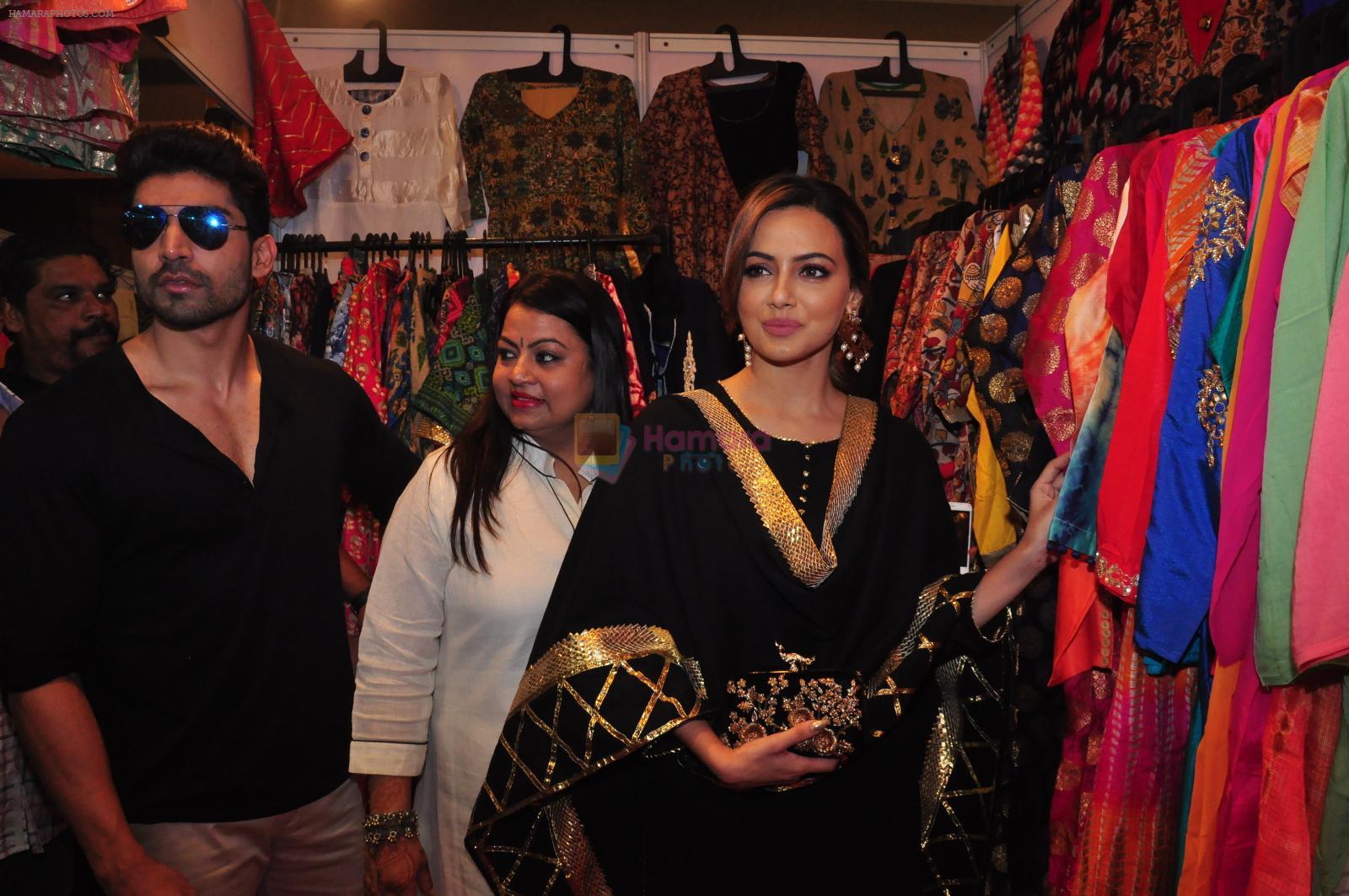 Sana Khan at the launch of Akriti Exhibition on 12th Dec 2016