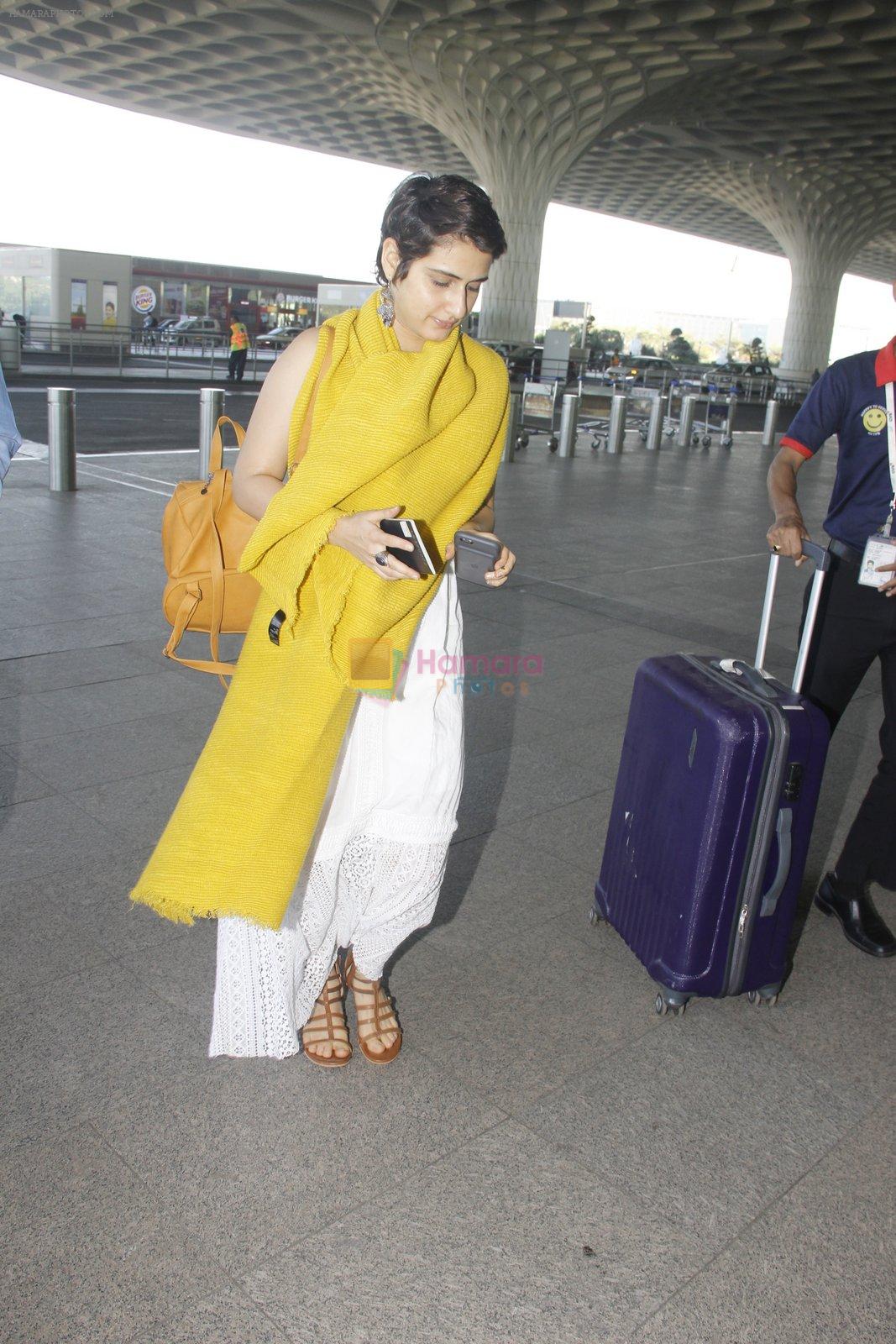 Fatima Sana Shaikh snapped at airport on 13th Dec 2016