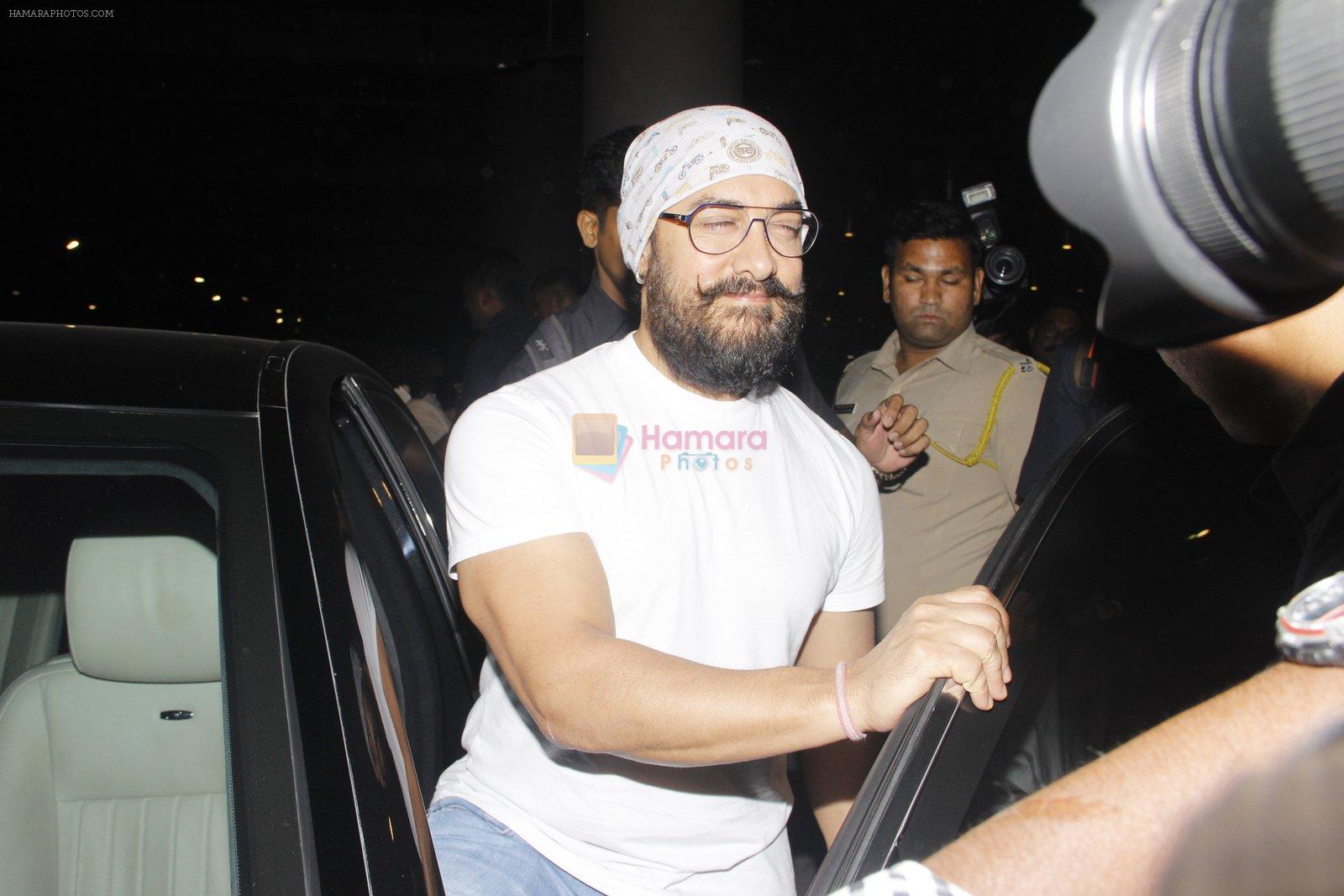 Aamir Khan snapped at airport on 14th Dec 2016