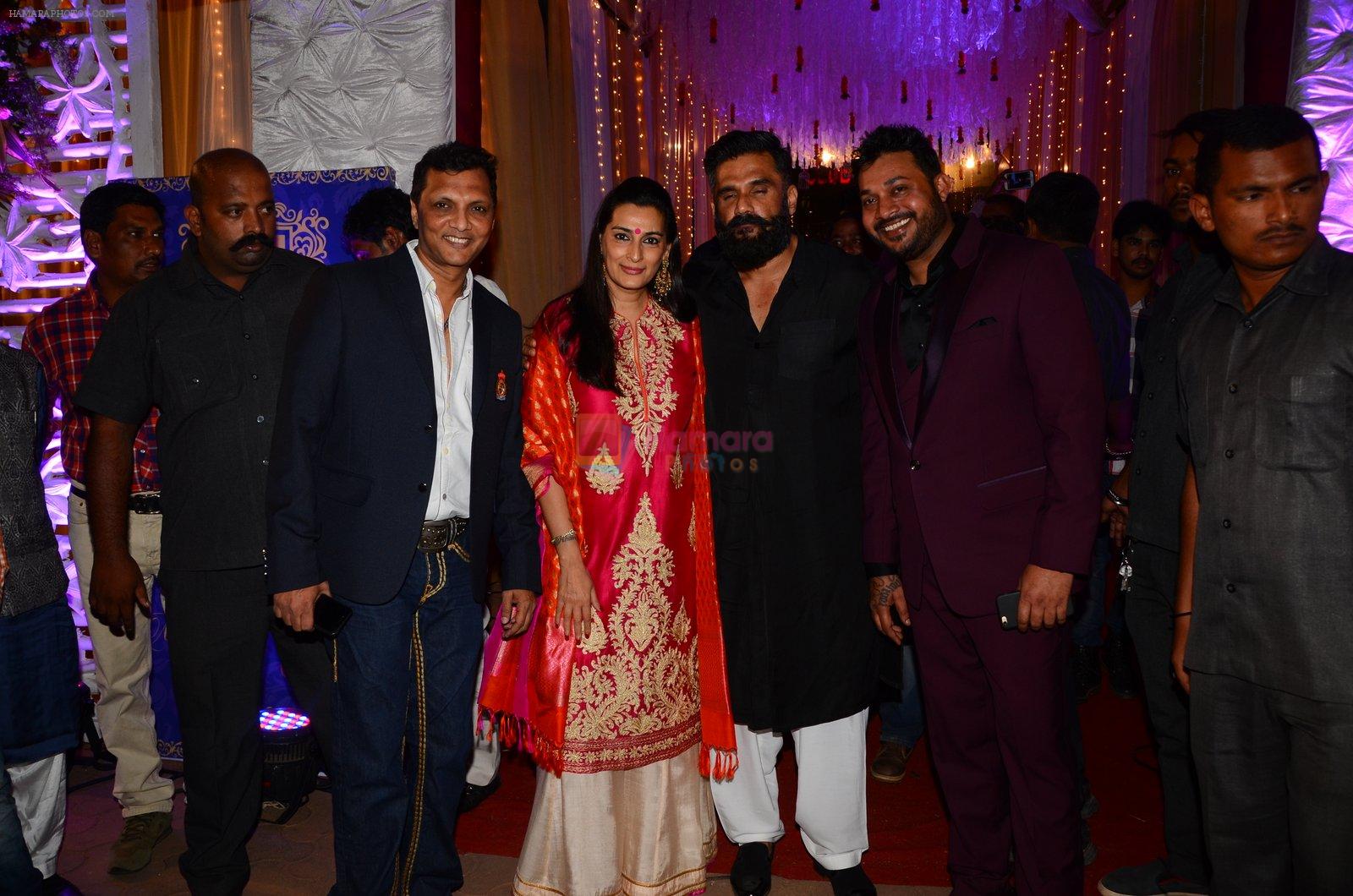 Sunil Shetty, Mana Shetty at Photographer Munna S wedding reception on 18th Dec 2016