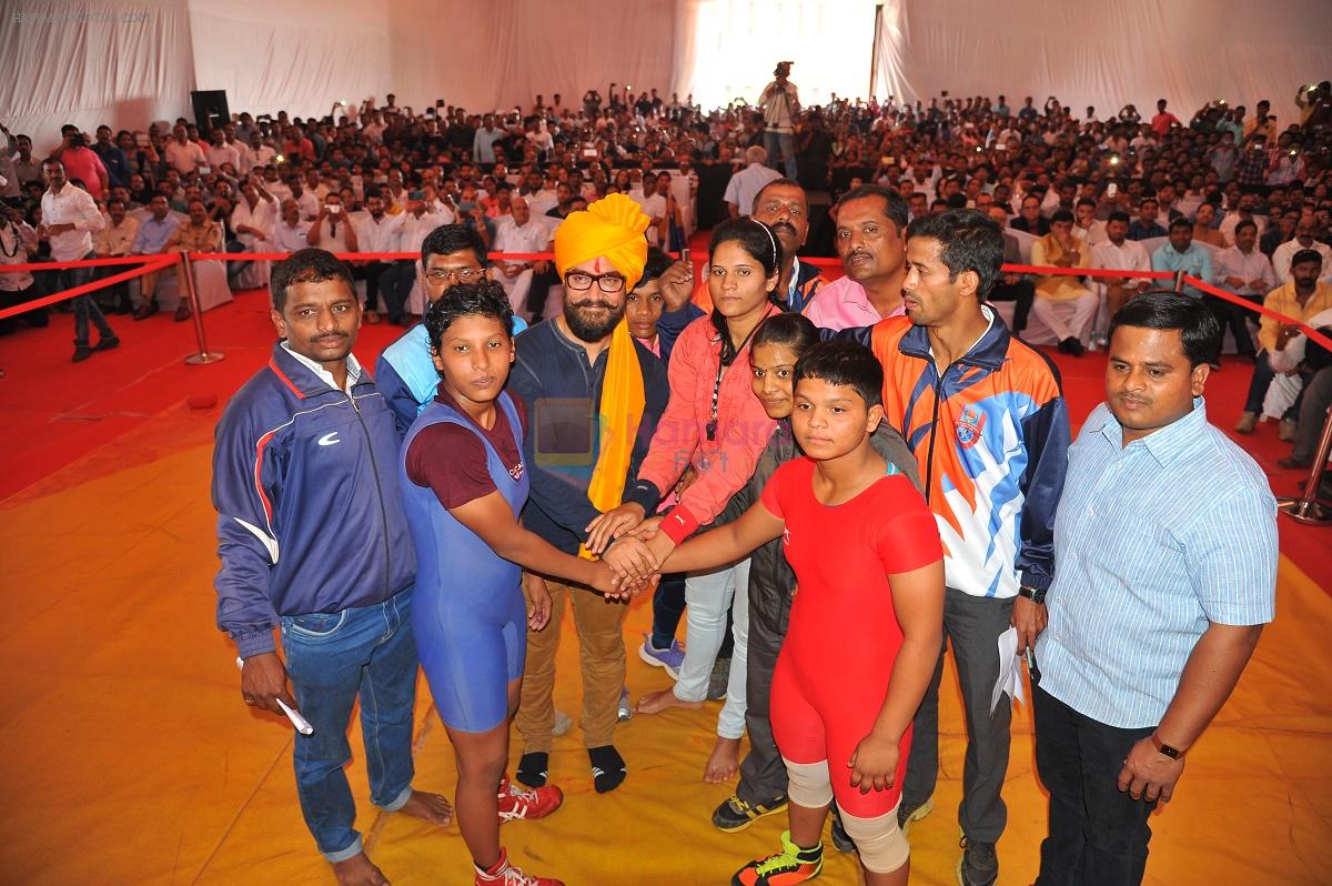 Aamir Khan, Renowned Actor along with the participants of Lokmat Chi Dangal