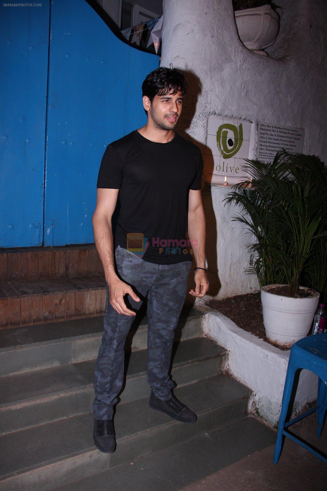 Sidharth Malhotra snapped at olive on 19th Dec 2016