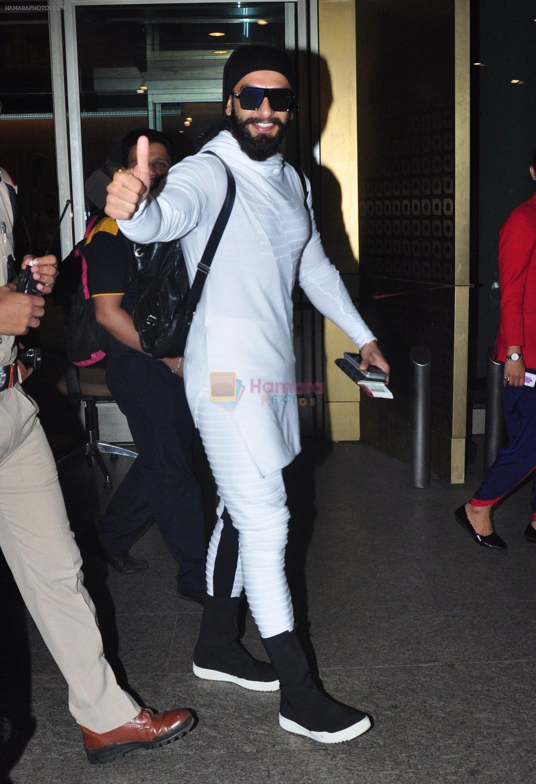Ranveer Singh snapped at airport on 20th Dec 2016
