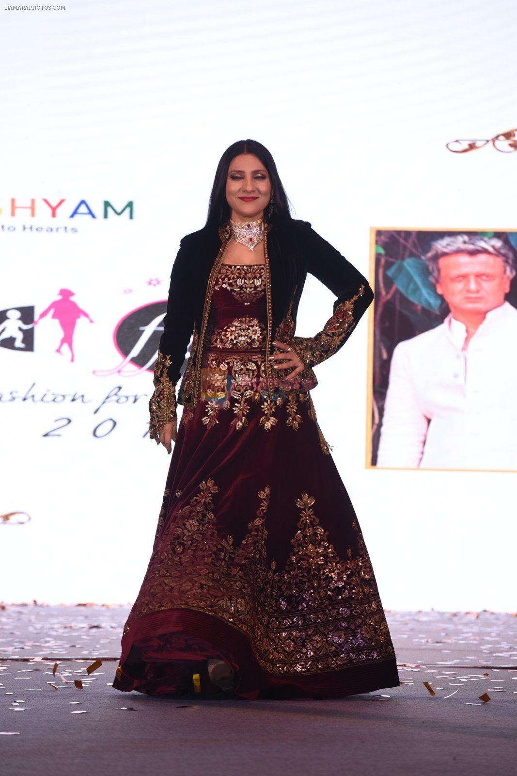 Aarti Surendranath walk for Lakshyam show at Brand of the Year Awards on 21st Dec 2016