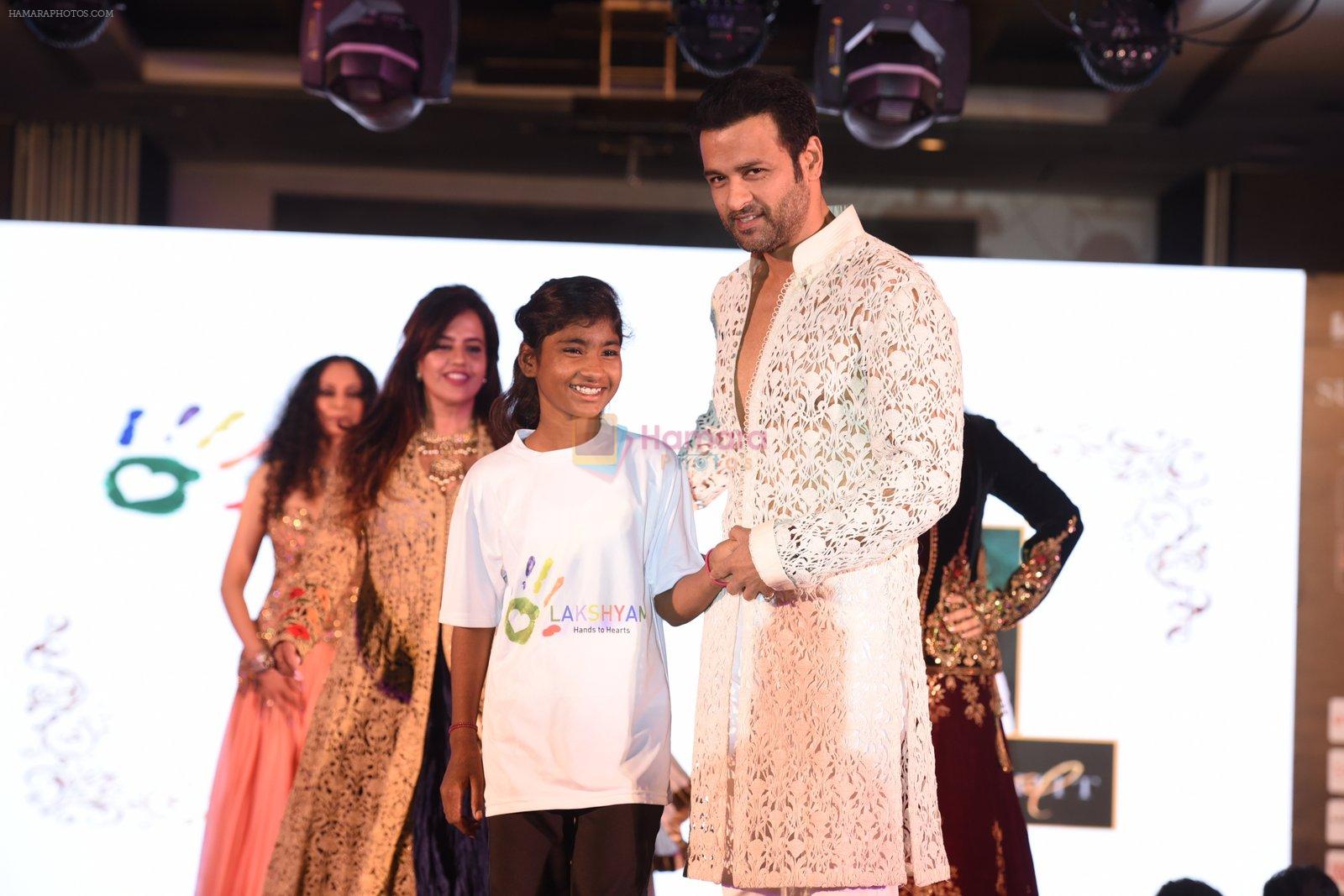 Rohit Roy walk for Lakshyam show at Brand of the Year Awards on 21st Dec 2016