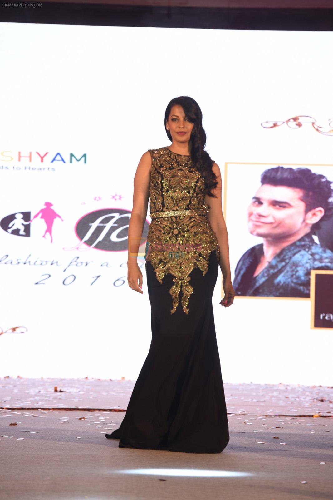 Mugdha Godse walk for Lakshyam show at Brand of the Year Awards on 21st Dec 2016